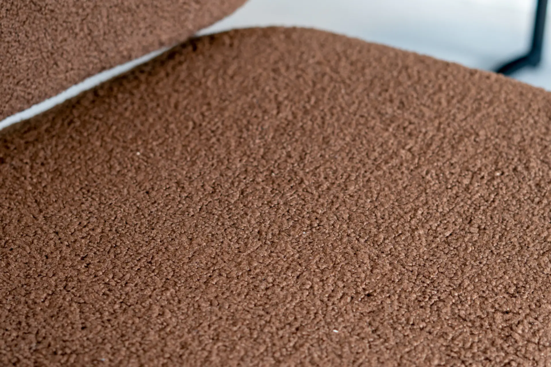 Sikut Teddy | luxuriöser kleiner Sessel aus weichem Teddy-Stoff mit Metall Luxuriöser kleiner Sessel aus weichem Plüsch mit Metall. Niedriger Design-Sessel mit farbenfroher Struktur. Niedriger Loungesessel für Restaurants, Büros oder Wohnzimmer.