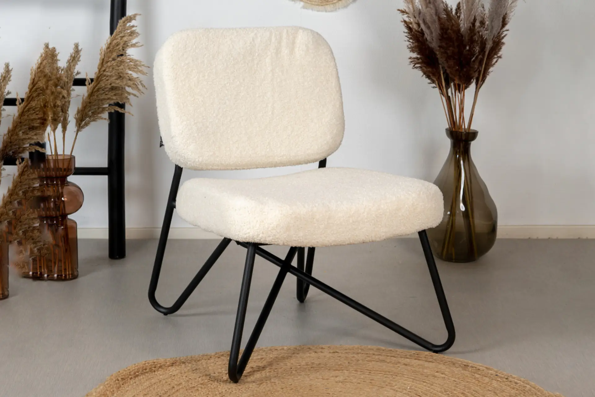 Sikut Teddy | luxuriöser kleiner Sessel aus weichem Teddy-Stoff mit Metall Luxuriöser kleiner Sessel aus weichem Plüsch mit Metall. Niedriger Design-Sessel mit farbenfroher Struktur. Niedriger Loungesessel für Restaurants, Büros oder Wohnzimmer.