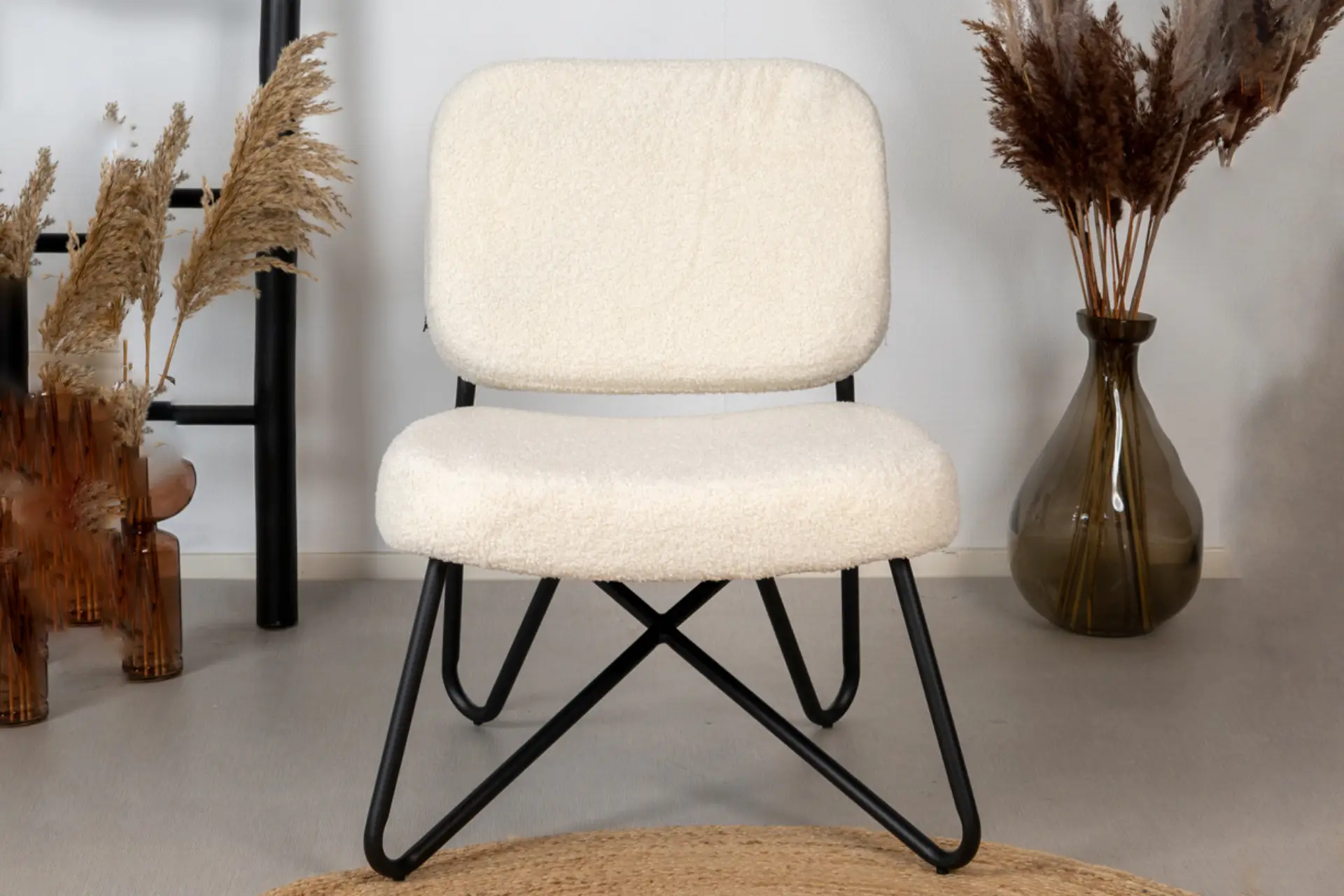 Sikut Teddy | luxuriöser kleiner Sessel aus weichem Teddy-Stoff mit Metall Luxuriöser kleiner Sessel aus weichem Plüsch mit Metall. Niedriger Design-Sessel mit farbenfroher Struktur. Niedriger Loungesessel für Restaurants, Büros oder Wohnzimmer.