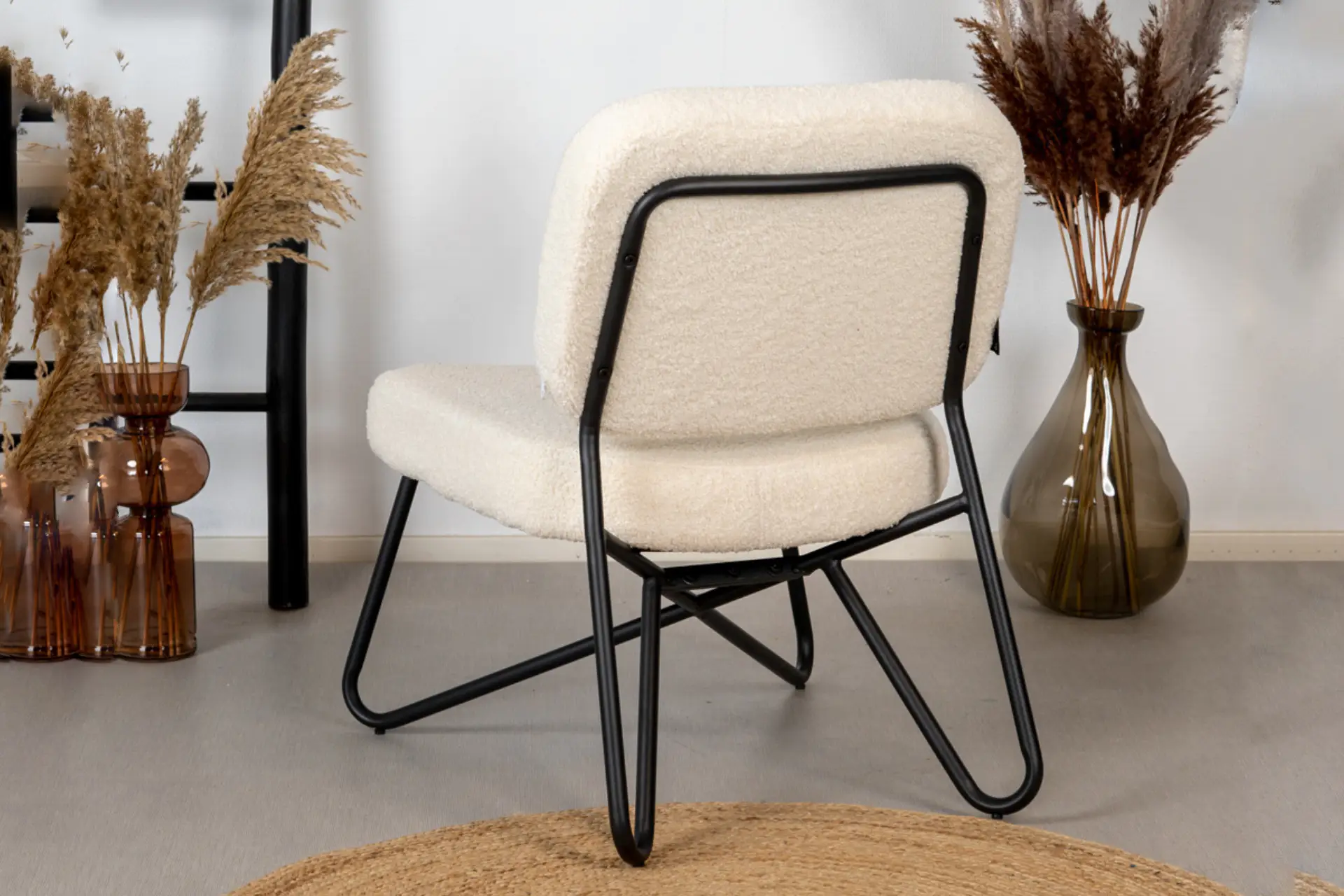 Sikut Teddy | luxuriöser kleiner Sessel aus weichem Teddy-Stoff mit Metall Luxuriöser kleiner Sessel aus weichem Plüsch mit Metall. Niedriger Design-Sessel mit farbenfroher Struktur. Niedriger Loungesessel für Restaurants, Büros oder Wohnzimmer.