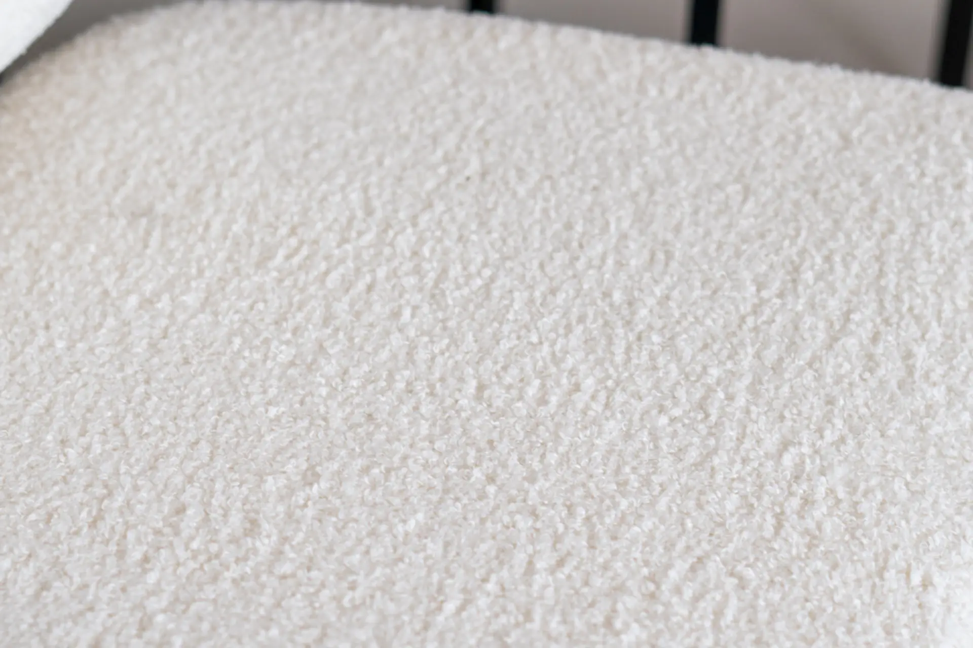 Sikut Teddy | luxuriöser kleiner Sessel aus weichem Teddy-Stoff mit Metall Luxuriöser kleiner Sessel aus weichem Plüsch mit Metall. Niedriger Design-Sessel mit farbenfroher Struktur. Niedriger Loungesessel für Restaurants, Büros oder Wohnzimmer.