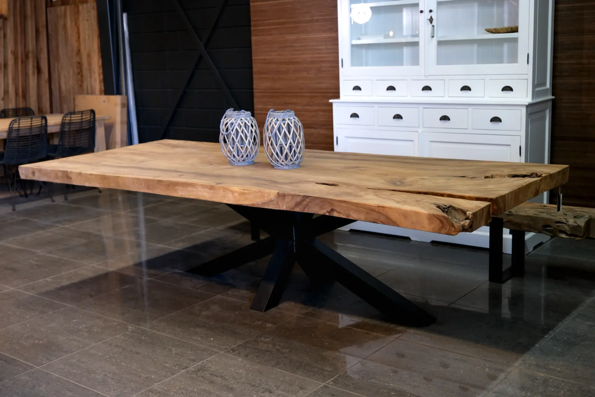 Suar Besi Bayu T180-300D Luxe | sturdy suar trunk table Sturdy suar trunk table with slanted, naturally shaped edge and metal design leg - TEAK2.