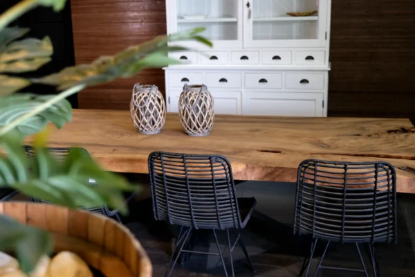 Massive Designer-Baumstammtische mit schräger, natürlich geformter Kante und Metallbein. Designertisch – TEAK2.