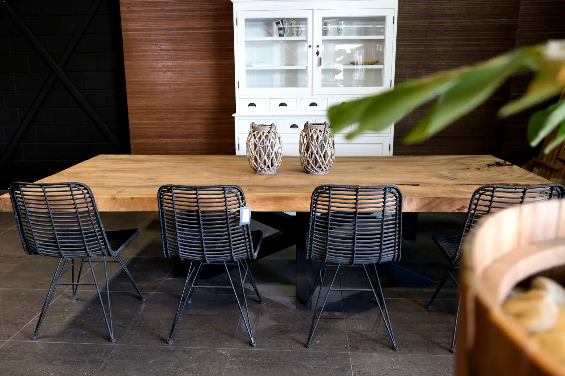 Suar Besi Bayu T180-300D Luxe | sturdy suar trunk table Sturdy suar trunk table with slanted, naturally shaped edge and metal design leg - TEAK2.