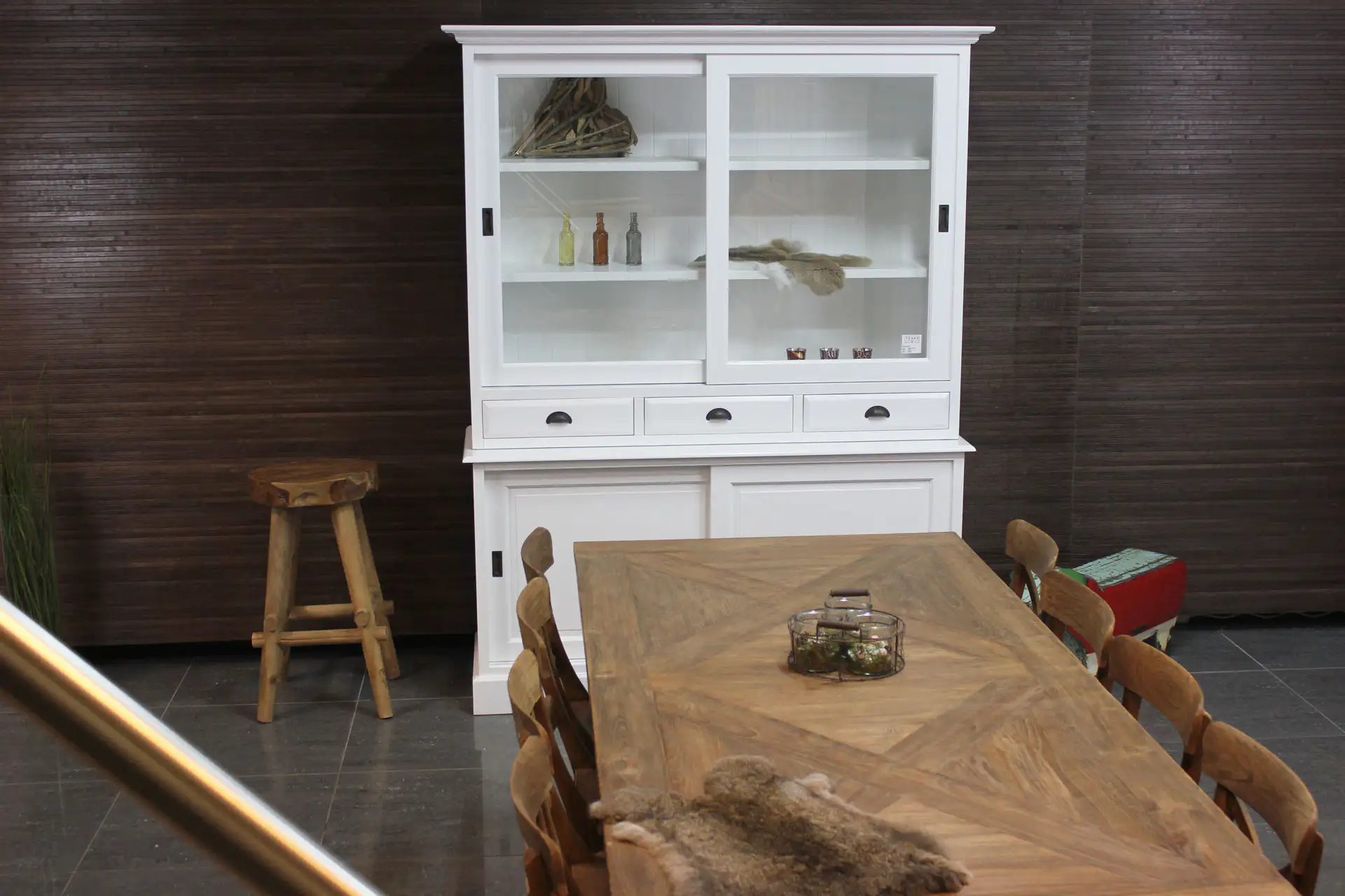 Surya 160L SW | white classic buffet cabinet, modern look White classic buffet cabinet with a modern look. Traditional buffet cabinet with authentic drawers in a modern traffic white color - TEAK2.