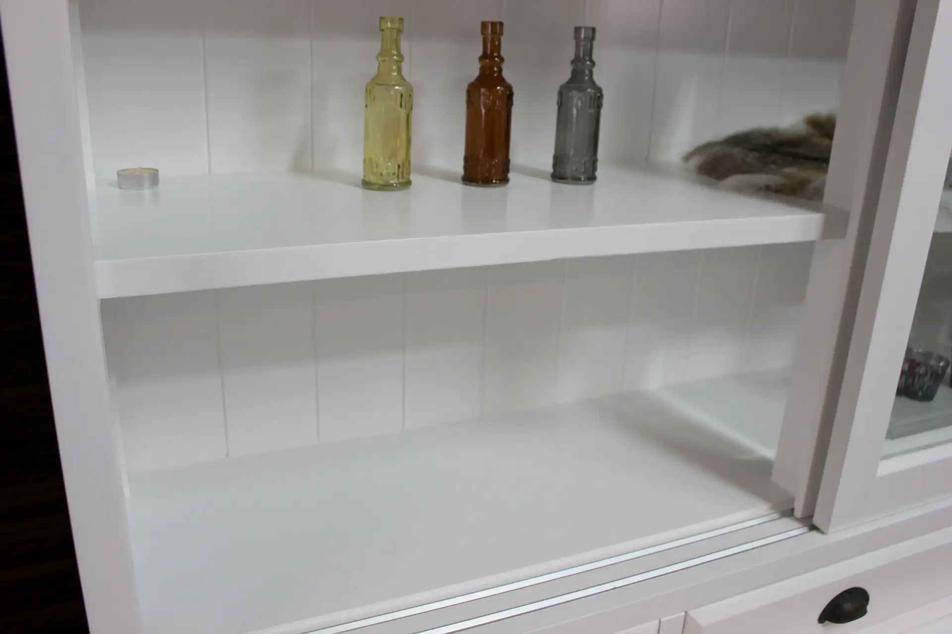 Surya 160L SW | white classic buffet cabinet, modern look White classic buffet cabinet with a modern look. Traditional buffet cabinet with authentic drawers in a modern traffic white color - TEAK2.