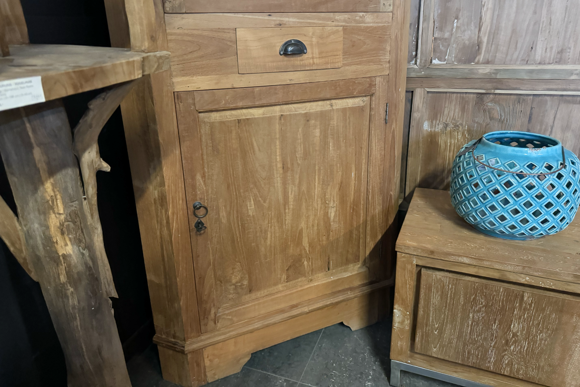 Teak Pojok 70 | Landelijke teak hoekkast in massief hout Landelijke teak hoekkast in massief hout. Kleine hoekkast in teakhout, 70x70 breed. Hoekkasten bij TEAK2.