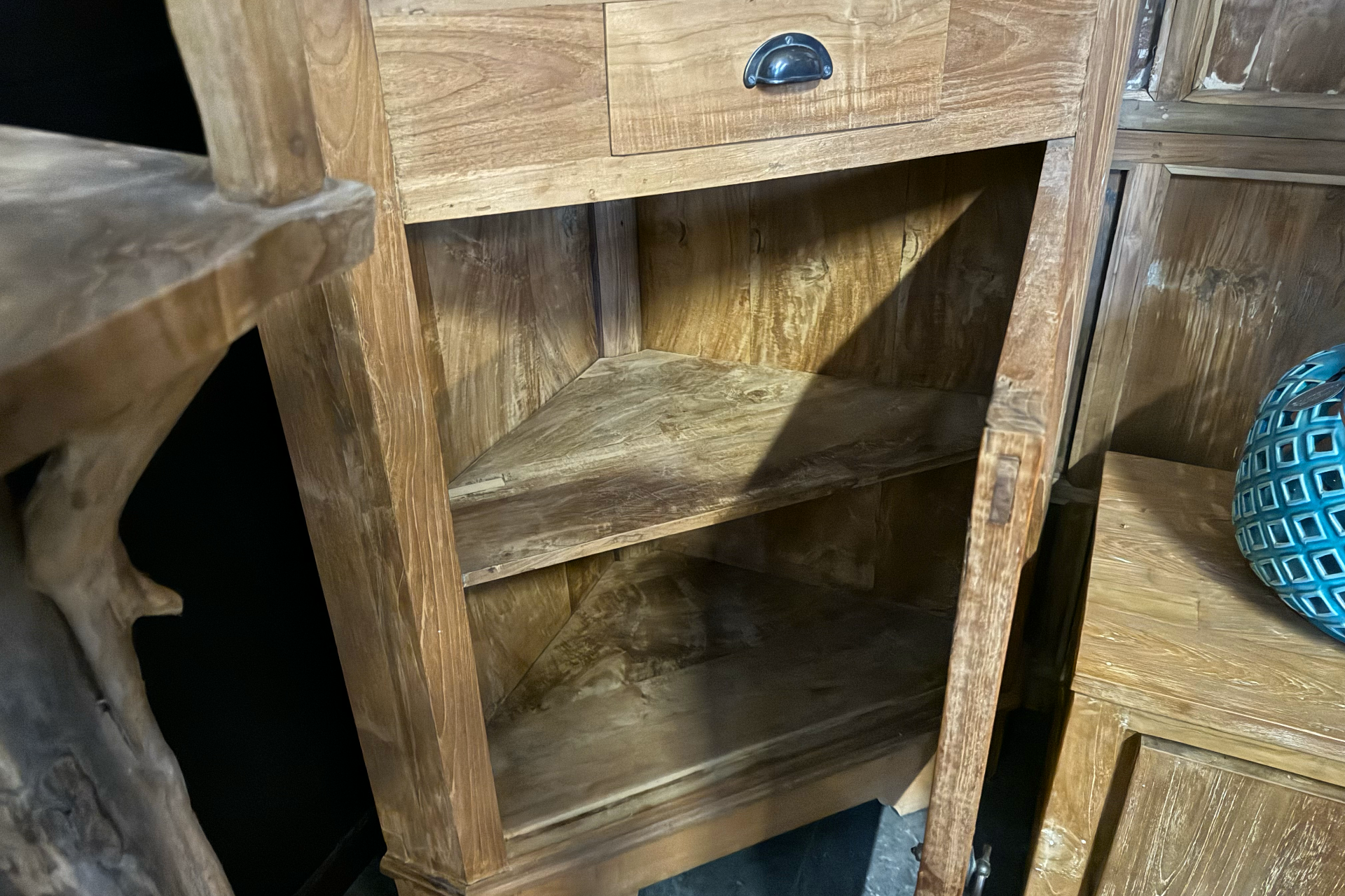 Teak Pojok 70 | Landelijke teak hoekkast in massief hout Landelijke teak hoekkast in massief hout. Kleine hoekkast in teakhout, 70x70 breed. Hoekkasten bij TEAK2.