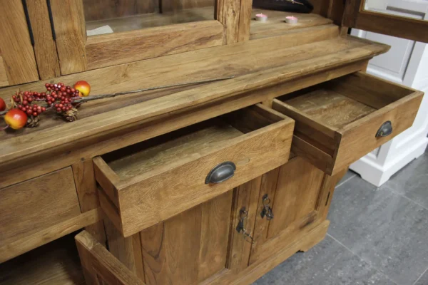 Landelijke teak buffetkast met koof en draaideuren. Landelijke vitrinekast in massief geborsteld oud teakhout - TEAK2.