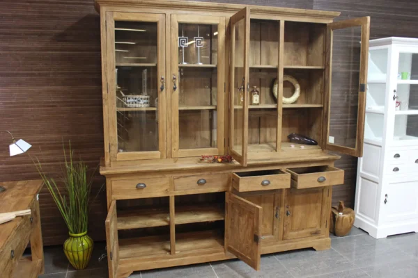 Landelijke teak buffetkast met koof en draaideuren. Landelijke vitrinekast in massief geborsteld oud teakhout - TEAK2.