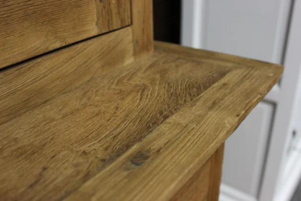 Landelijke teak buffetkast met koof en draaideuren. Landelijke vitrinekast in massief geborsteld oud teakhout - TEAK2.