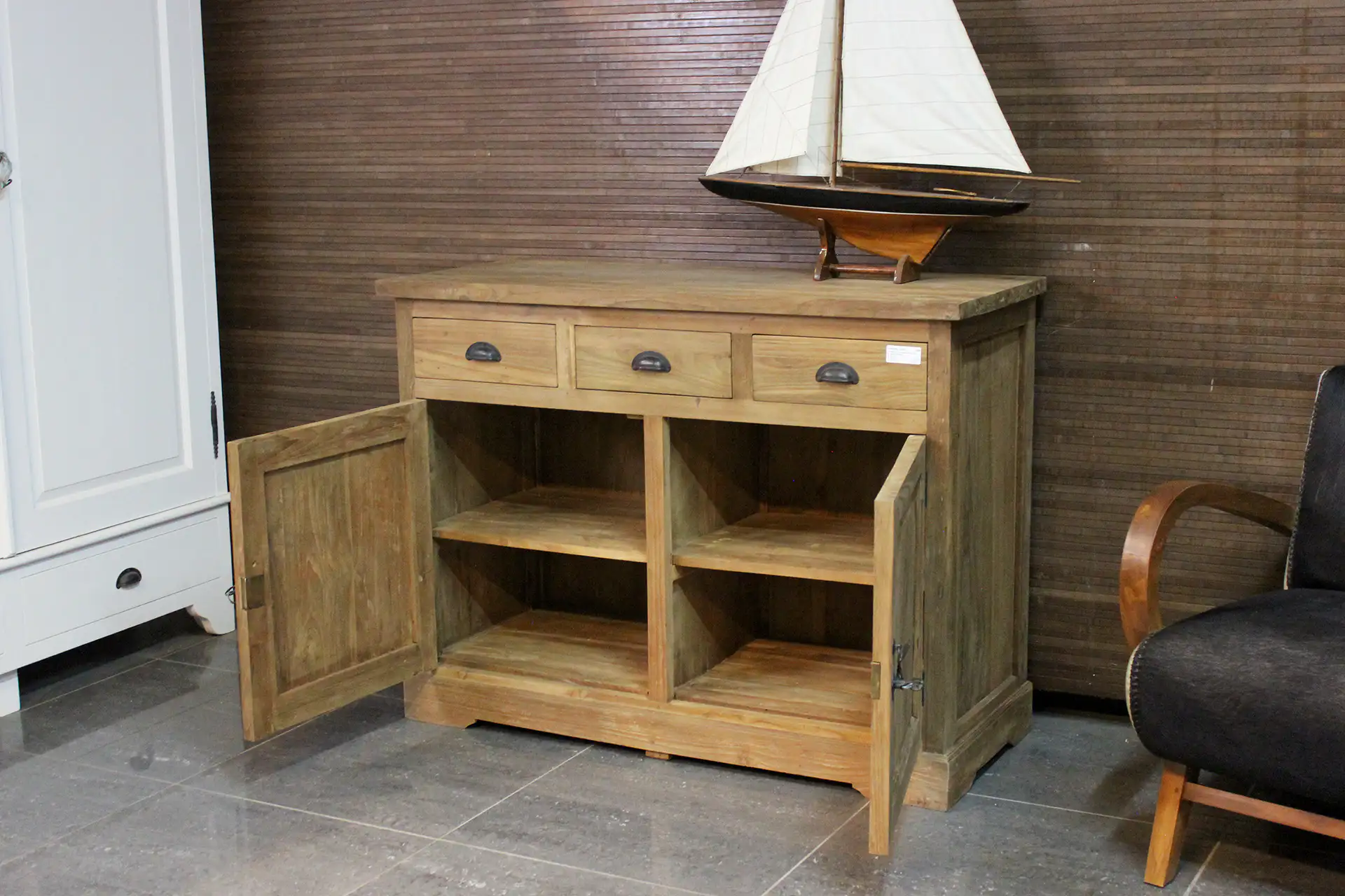 Teak Asli D100-200 | rustikale Anrichte aus Teakholz mit Schiebetüren Rustikale Anrichte aus Teakholz mit Drehtüren und Schubladen aus massivem, glattem Teakholz. Rustikale Anrichten aus Massivholz im Möbelhaus TEAK2.