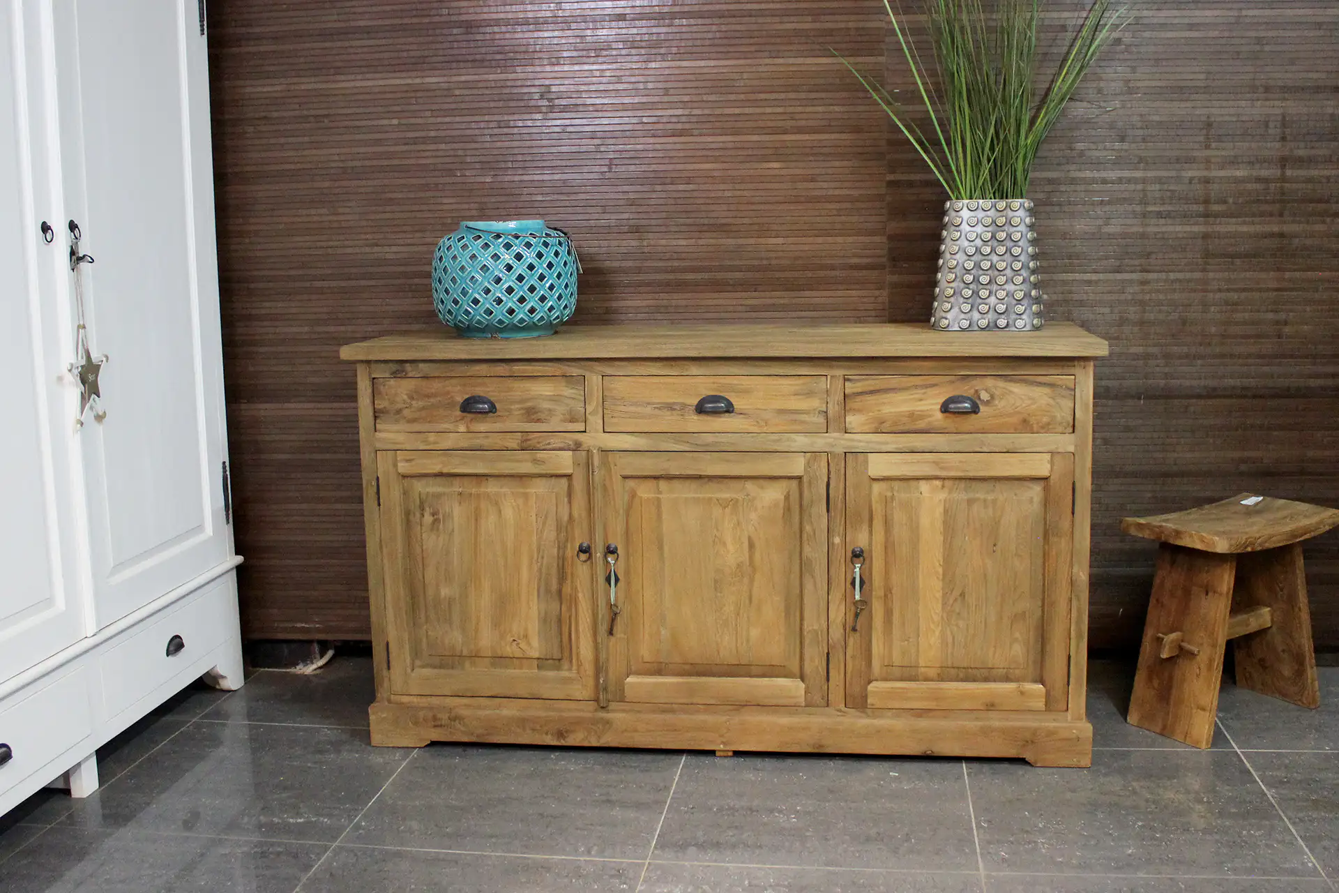 Teak Asli D100-200 Old | rustikale Anrichte aus Teakholz – TEAK2 Rustikale Anrichte aus massivem, gebürstetem, altem Teak. Qualität und Handwerk aus Indonesien. Teak-Anrichte – TEAK2.