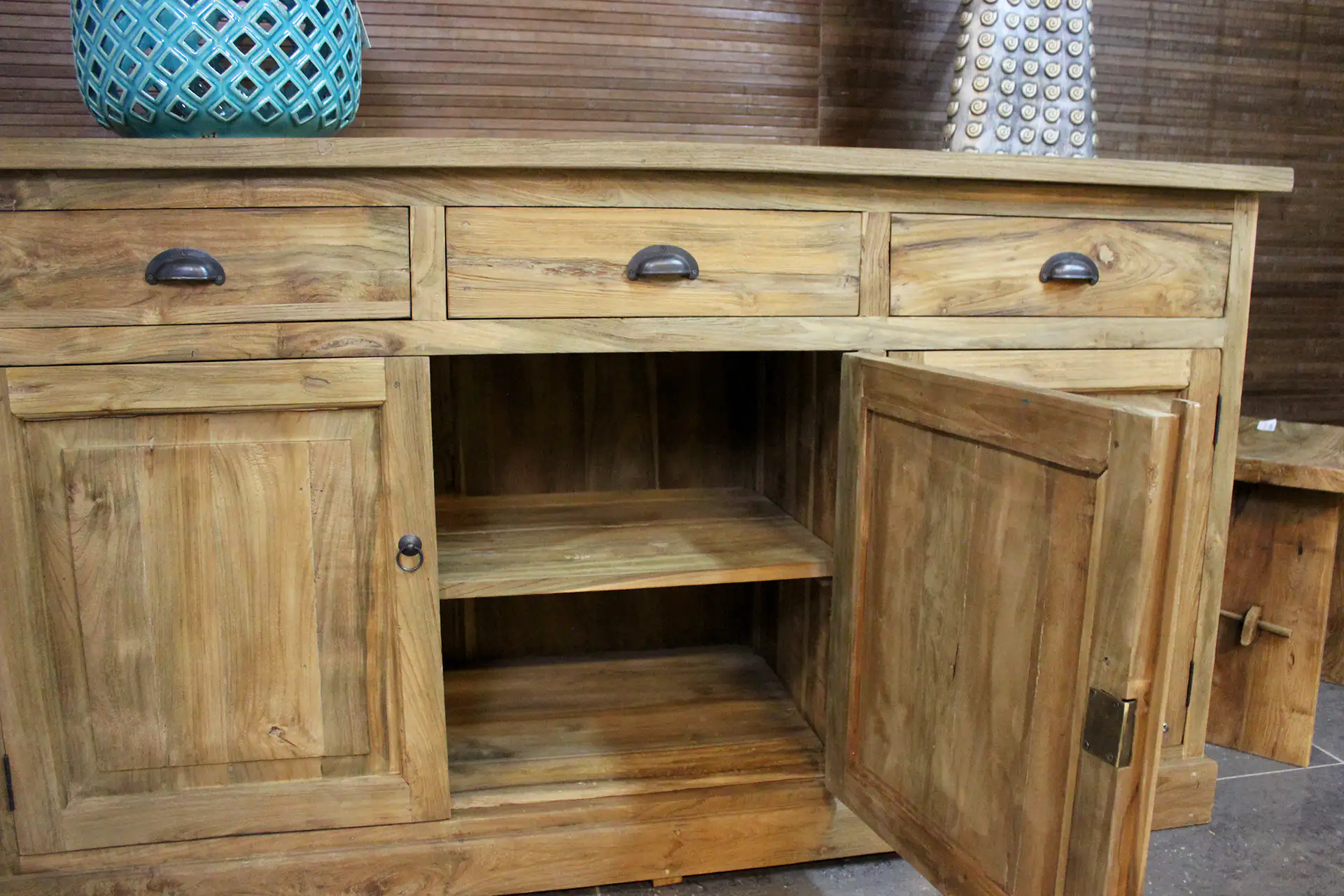 Teak Asli D100-200 Old | rustikale Anrichte aus Teakholz – TEAK2 Rustikale Anrichte aus massivem, gebürstetem, altem Teak. Qualität und Handwerk aus Indonesien. Teak-Anrichte – TEAK2.