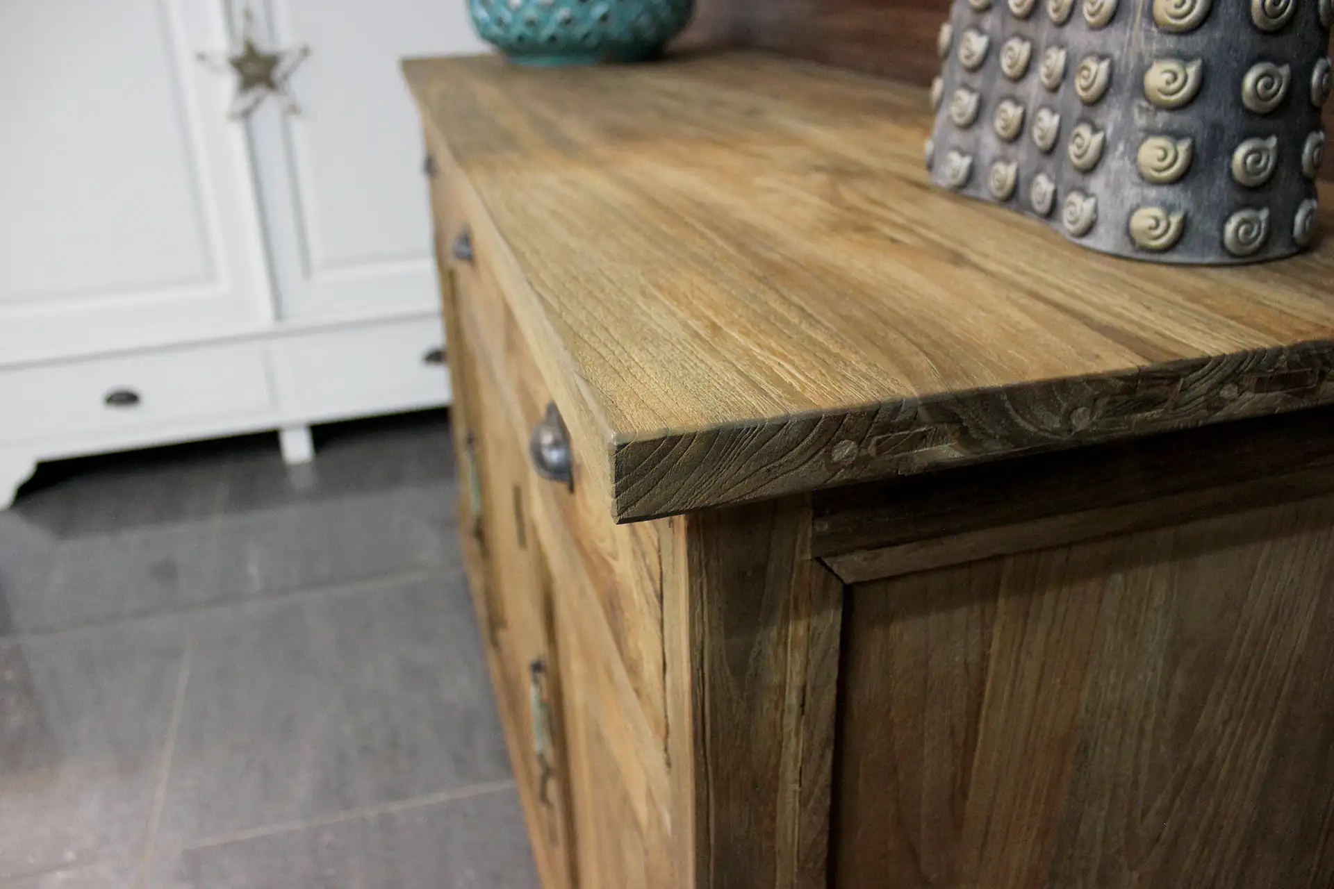 Teak Asli D100-200 Old | rustikale Anrichte aus Teakholz – TEAK2 Rustikale Anrichte aus massivem, gebürstetem, altem Teak. Qualität und Handwerk aus Indonesien. Teak-Anrichte – TEAK2.