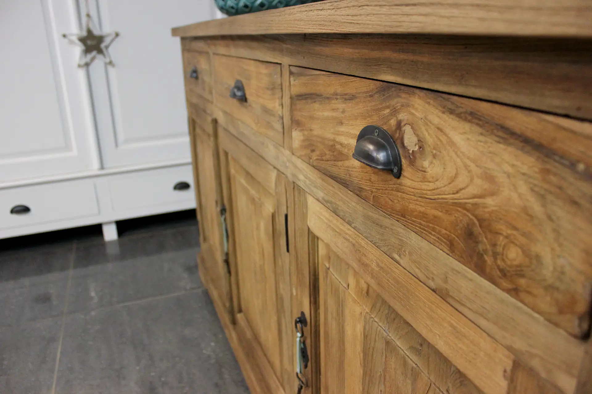 Teak Asli D100-200 Old | rustikale Anrichte aus Teakholz – TEAK2 Rustikale Anrichte aus massivem, gebürstetem, altem Teak. Qualität und Handwerk aus Indonesien. Teak-Anrichte – TEAK2.