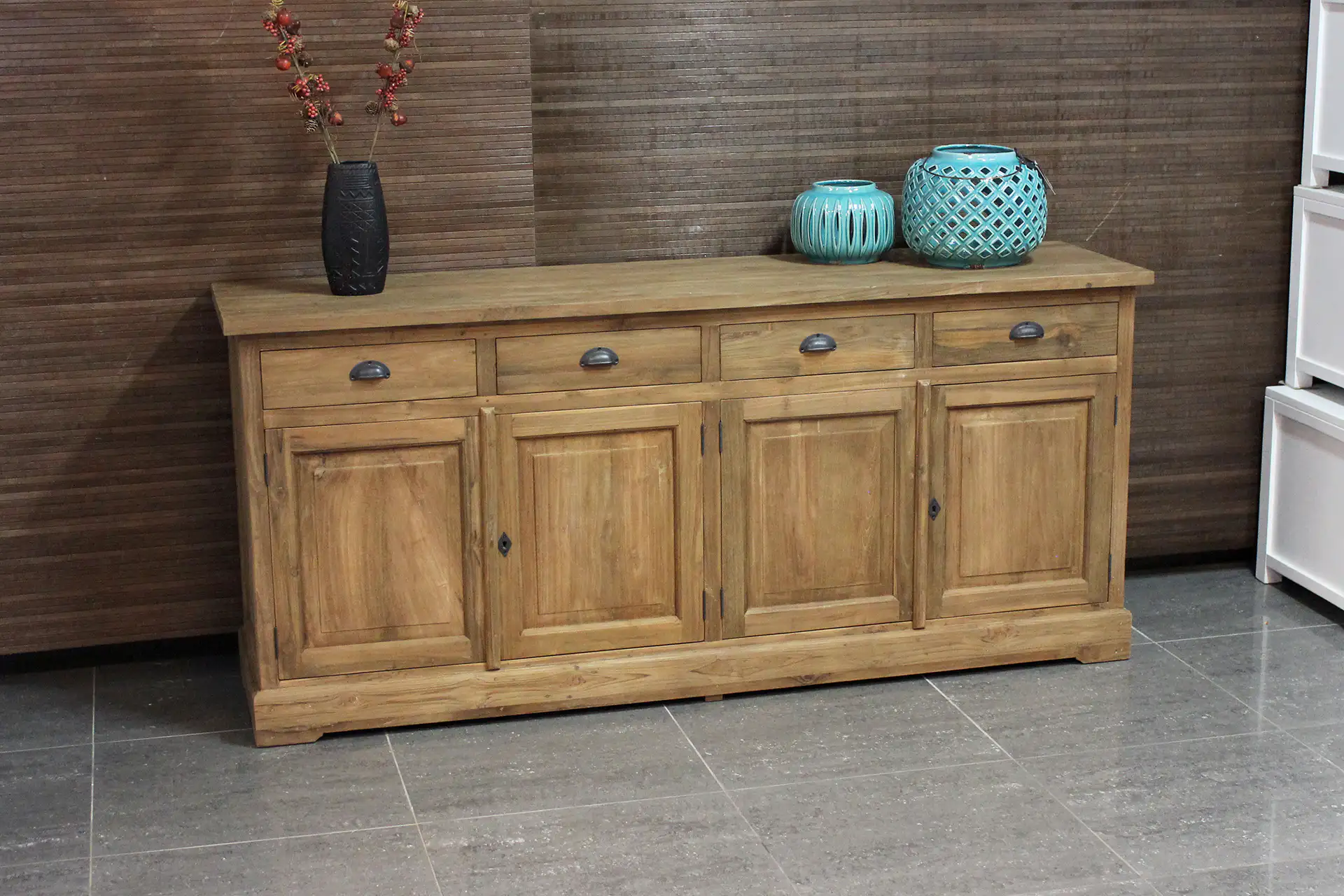 Teak Asli D100-200 | rustikale Anrichte aus Teakholz mit Schiebetüren Rustikale Anrichte aus Teakholz mit Drehtüren und Schubladen aus massivem, glattem Teakholz. Rustikale Anrichten aus Massivholz im Möbelhaus TEAK2.