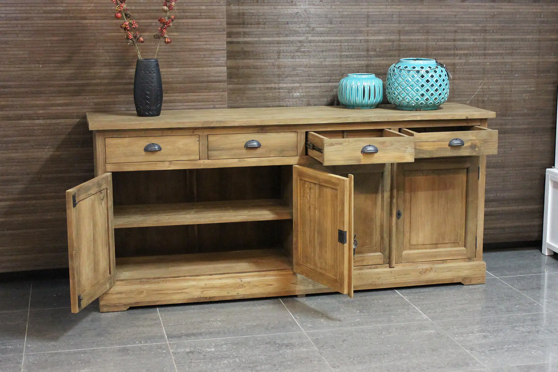 Teak Asli D100-200 | rustikale Anrichte aus Teakholz mit Schiebetüren Rustikale Anrichte aus Teakholz mit Drehtüren und Schubladen aus massivem, glattem Teakholz. Rustikale Anrichten aus Massivholz im Möbelhaus TEAK2.