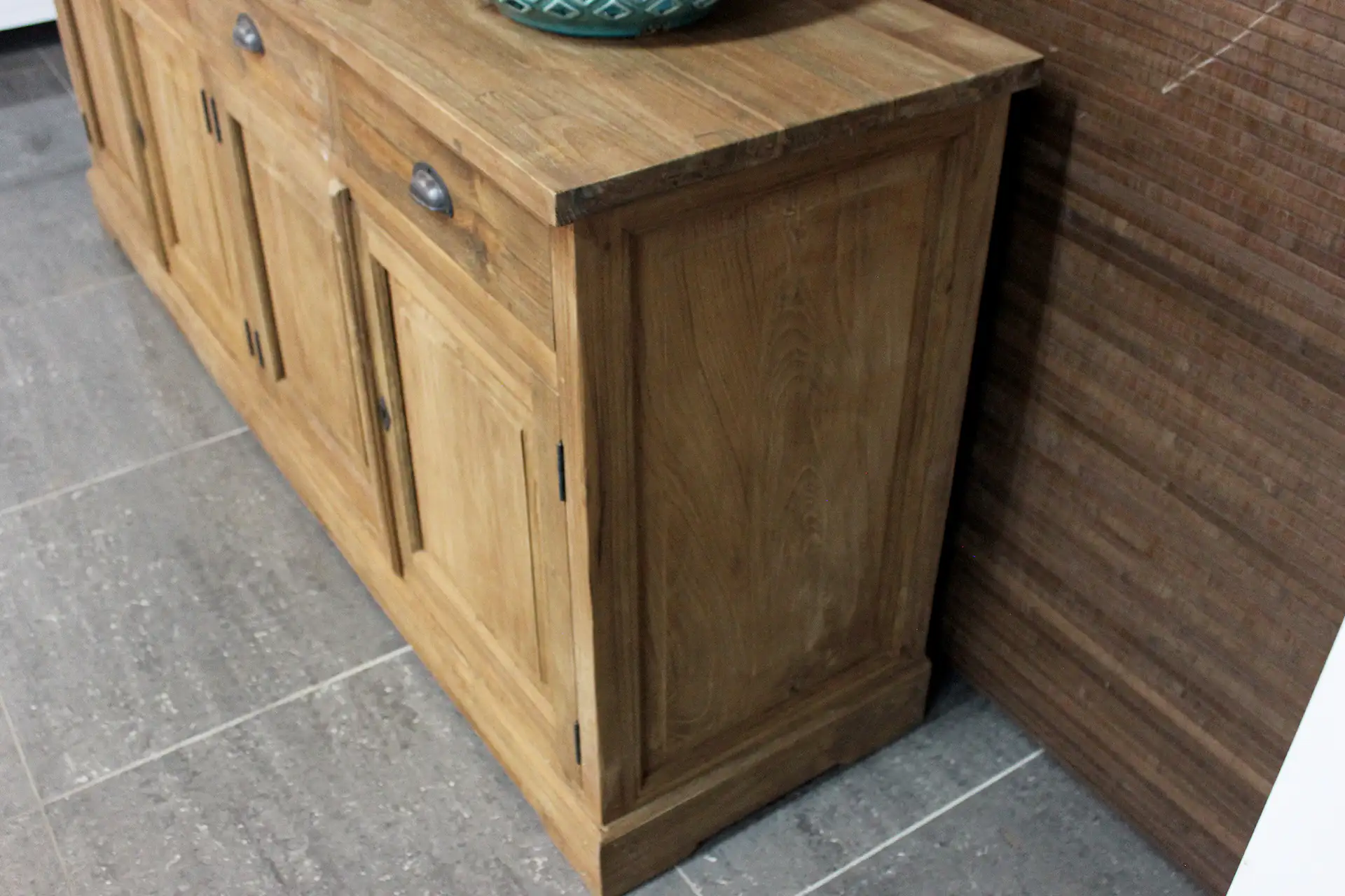 Teak Asli D100-200 | rustikale Anrichte aus Teakholz mit Schiebetüren Rustikale Anrichte aus Teakholz mit Drehtüren und Schubladen aus massivem, glattem Teakholz. Rustikale Anrichten aus Massivholz im Möbelhaus TEAK2.