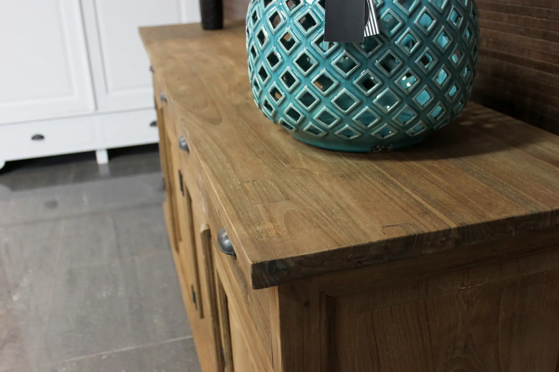 Teak Asli D100-200 | rustikale Anrichte aus Teakholz mit Schiebetüren Rustikale Anrichte aus Teakholz mit Drehtüren und Schubladen aus massivem, glattem Teakholz. Rustikale Anrichten aus Massivholz im Möbelhaus TEAK2.