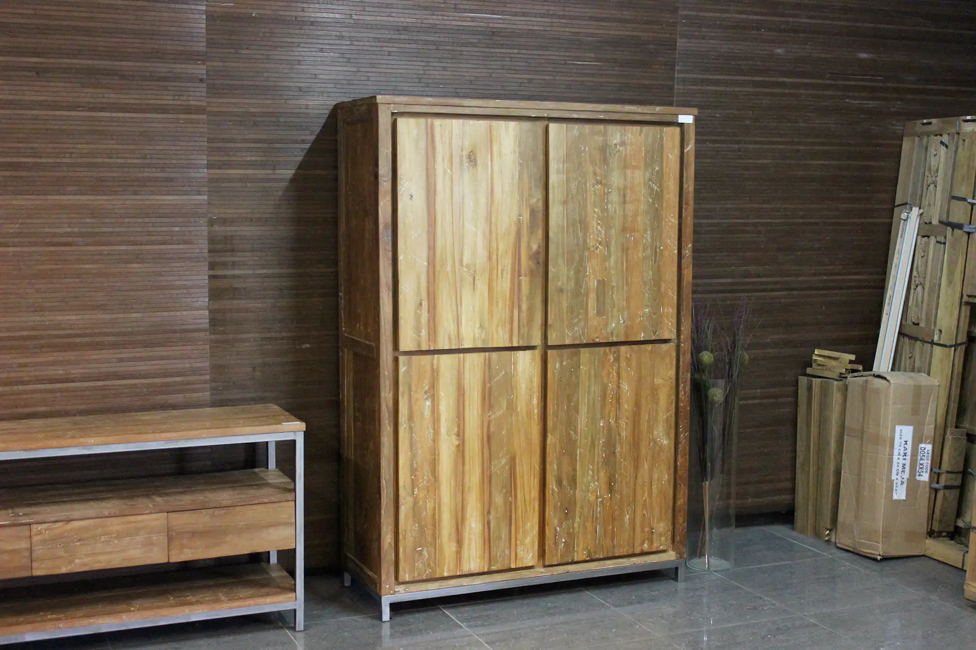 Teak Babut 130ML OLD | vaisselier moderne fermé en métal Vaisselier moderne en teck massif, en métal industriel et en teck massif. Vaisselier en teck de style moderne - TEAK2.