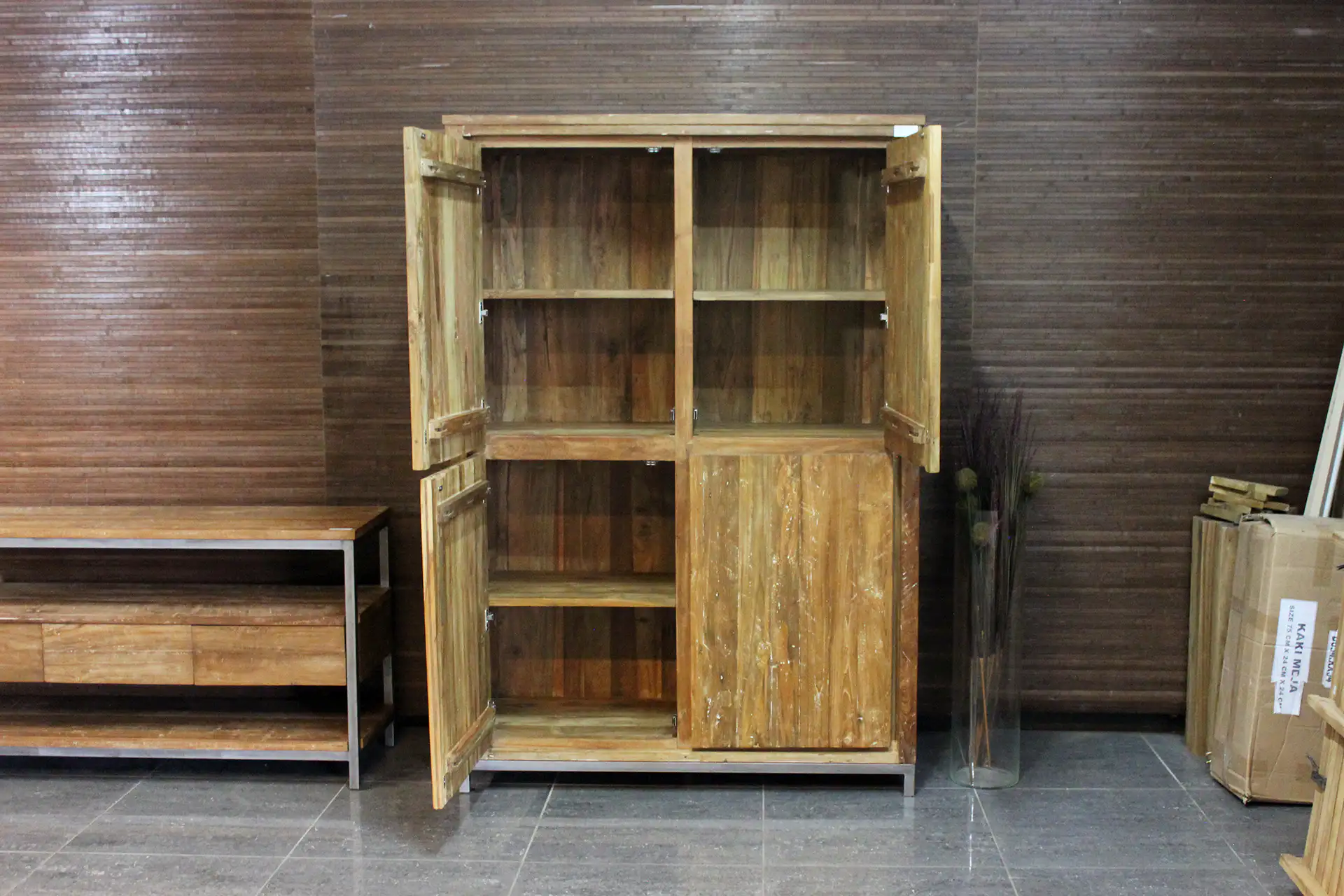 Teak Babut 130ML OLD | vaisselier moderne fermé en métal Vaisselier moderne en teck massif, en métal industriel et en teck massif. Vaisselier en teck de style moderne - TEAK2.