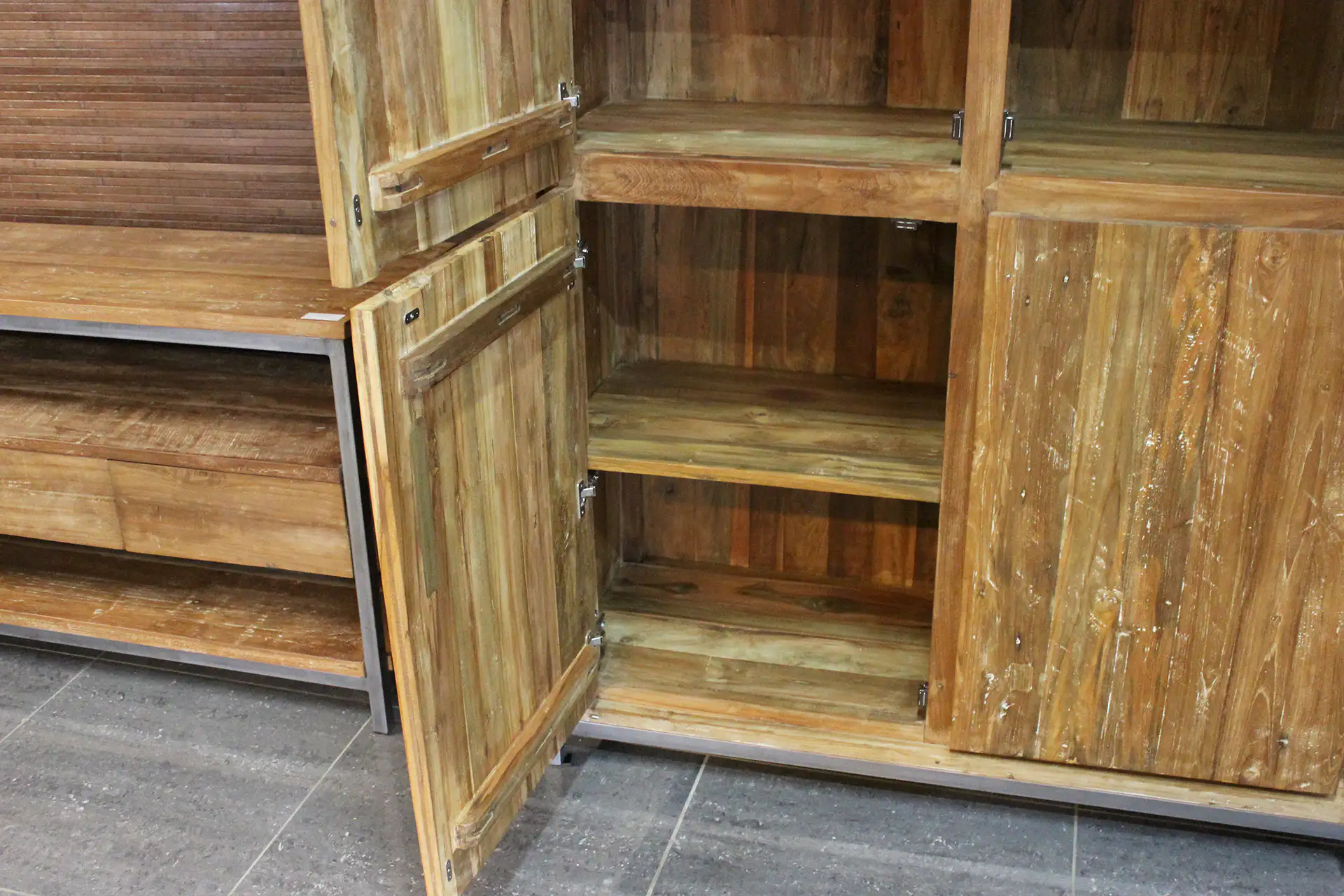 Teak Babut 130ML OLD | vaisselier moderne fermé en métal Vaisselier moderne en teck massif, en métal industriel et en teck massif. Vaisselier en teck de style moderne - TEAK2.