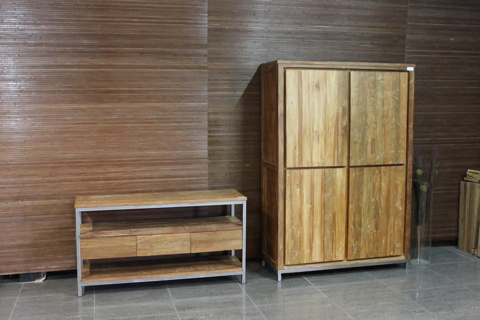 Teak Babut 130ML OLD | vaisselier moderne fermé en métal Vaisselier moderne en teck massif, en métal industriel et en teck massif. Vaisselier en teck de style moderne - TEAK2.