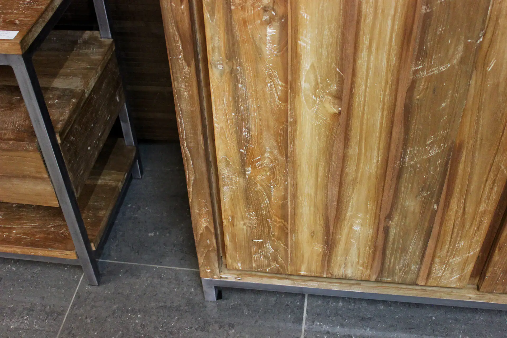 Teak Babut 130ML OLD | vaisselier moderne fermé en métal Vaisselier moderne en teck massif, en métal industriel et en teck massif. Vaisselier en teck de style moderne - TEAK2.