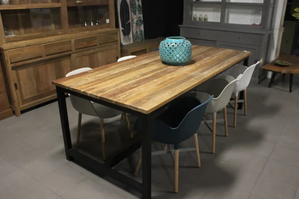 Industrieller Esstisch aus Holz mit schwarzem Metallgestell. Platte aus altem Teakholz und Metall – TEAK2.