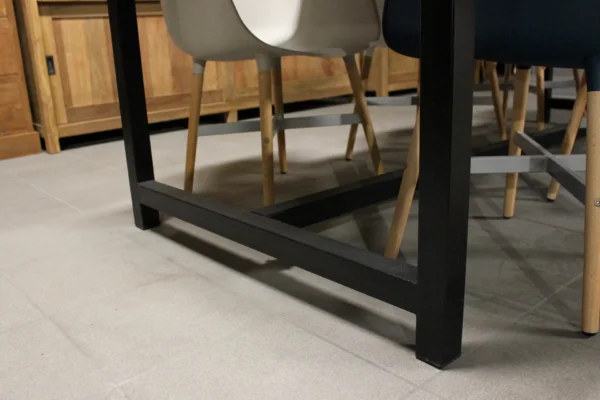 Industrieller Esstisch aus Holz mit schwarzem Metallgestell. Platte aus altem Teakholz und Metall – TEAK2.