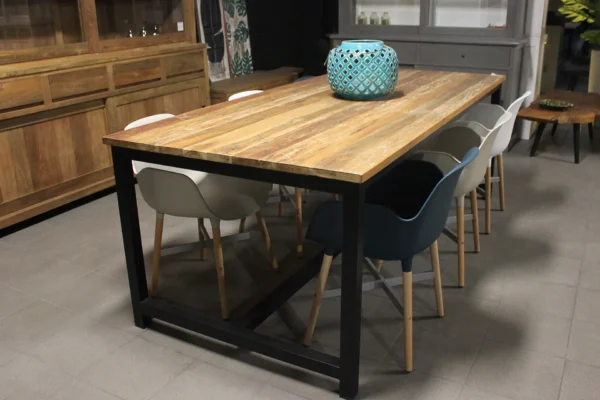 Industrieller Esstisch aus Holz mit schwarzem Metallgestell. Platte aus altem Teakholz und Metall – TEAK2.