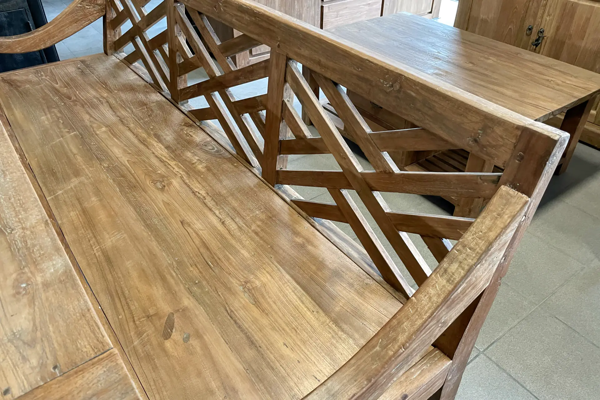 Teak Bangku Lintas 200L Old | luxuriöse Teak-Innenbank mit Rückenlehne Luxus-Innenbank aus Teakholz mit Rückenlehne aus altem Teakholz. Stabile Holz-Innenbank mit Kreuz in der Rückenlehne – TEAK2.