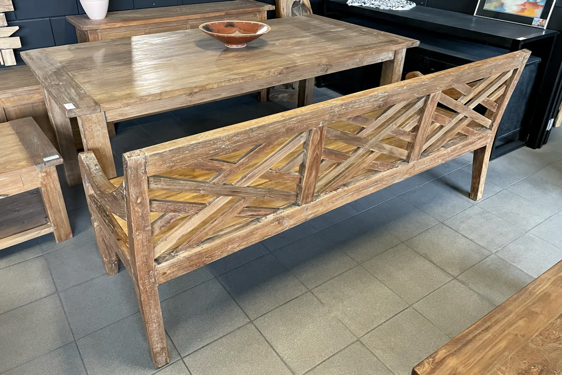 Teak Bangku Lintas 200L Old | luxuriöse Teak-Innenbank mit Rückenlehne Luxus-Innenbank aus Teakholz mit Rückenlehne aus altem Teakholz. Stabile Holz-Innenbank mit Kreuz in der Rückenlehne – TEAK2.