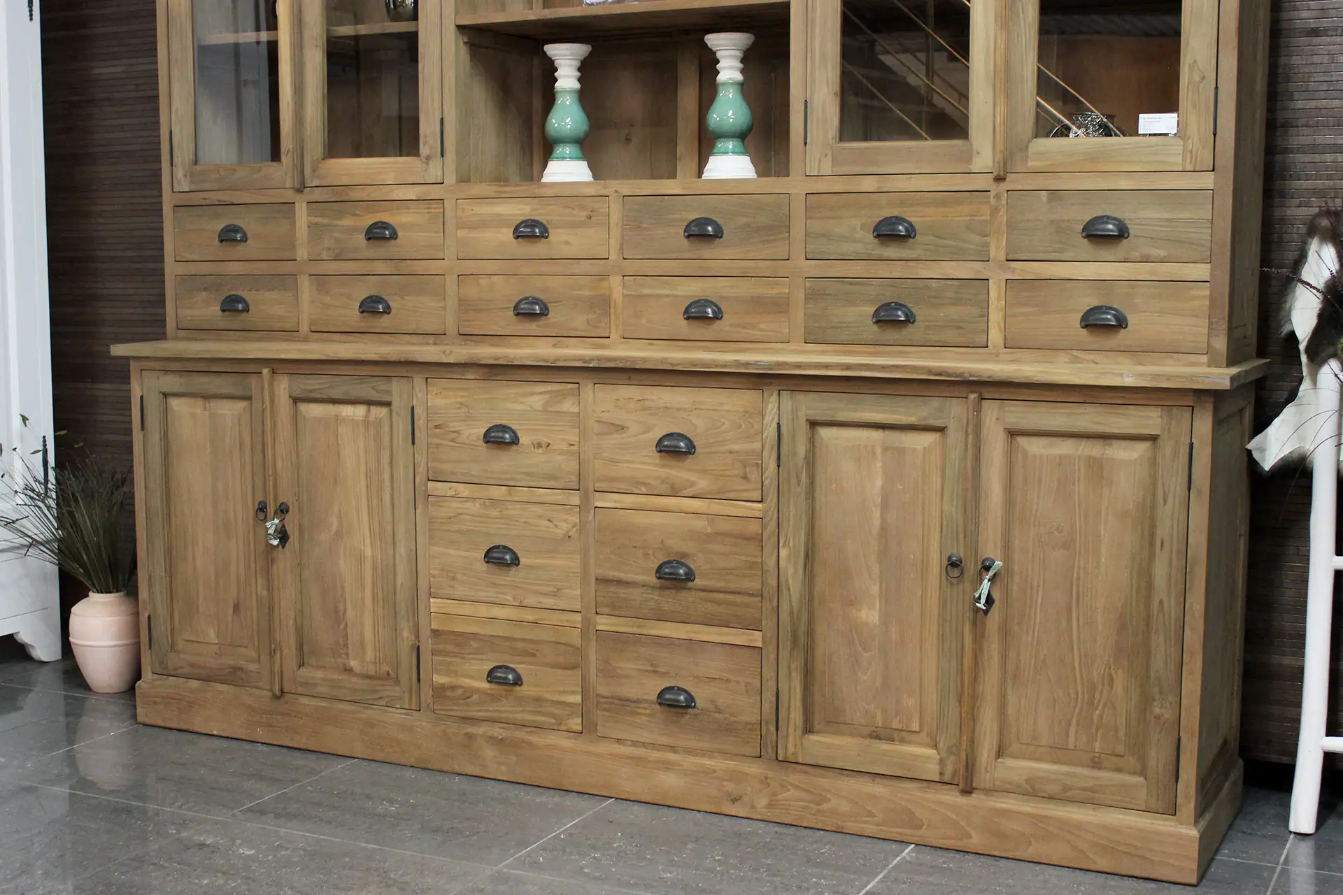 Teak Barang 240 | grande armoire de pharmacie en teck, nombreux tiroirs Grande armoire de pharmacie en teck avec de nombreux tiroirs et espaces de rangement. Vaisselier spacieux en teck, bois massif lisse non traité, style campagnard - TEAK2.
