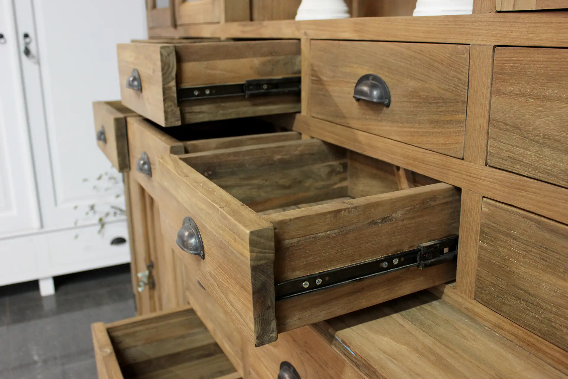 Teak Barang 240 | grande armoire de pharmacie en teck, nombreux tiroirs Grande armoire de pharmacie en teck avec de nombreux tiroirs et espaces de rangement. Vaisselier spacieux en teck, bois massif lisse non traité, style campagnard - TEAK2.