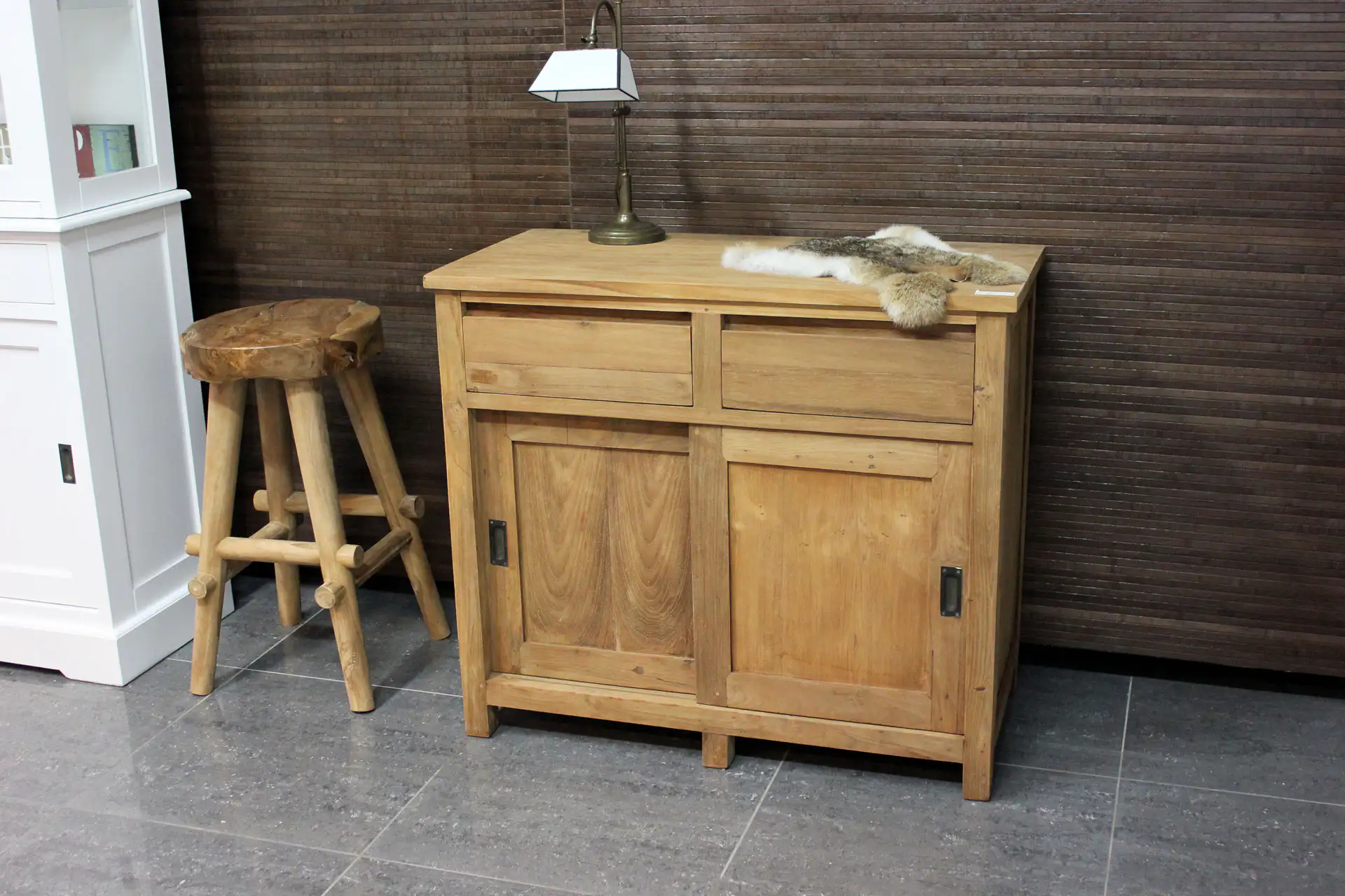 Teak Baru D100-300 | buffet design en teck avec portes coulissantes Buffet design en teck avec portes coulissantes et tiroirs dans un style minimaliste. Buffet design en teck massif chez le magasin de meubles TEAK2.