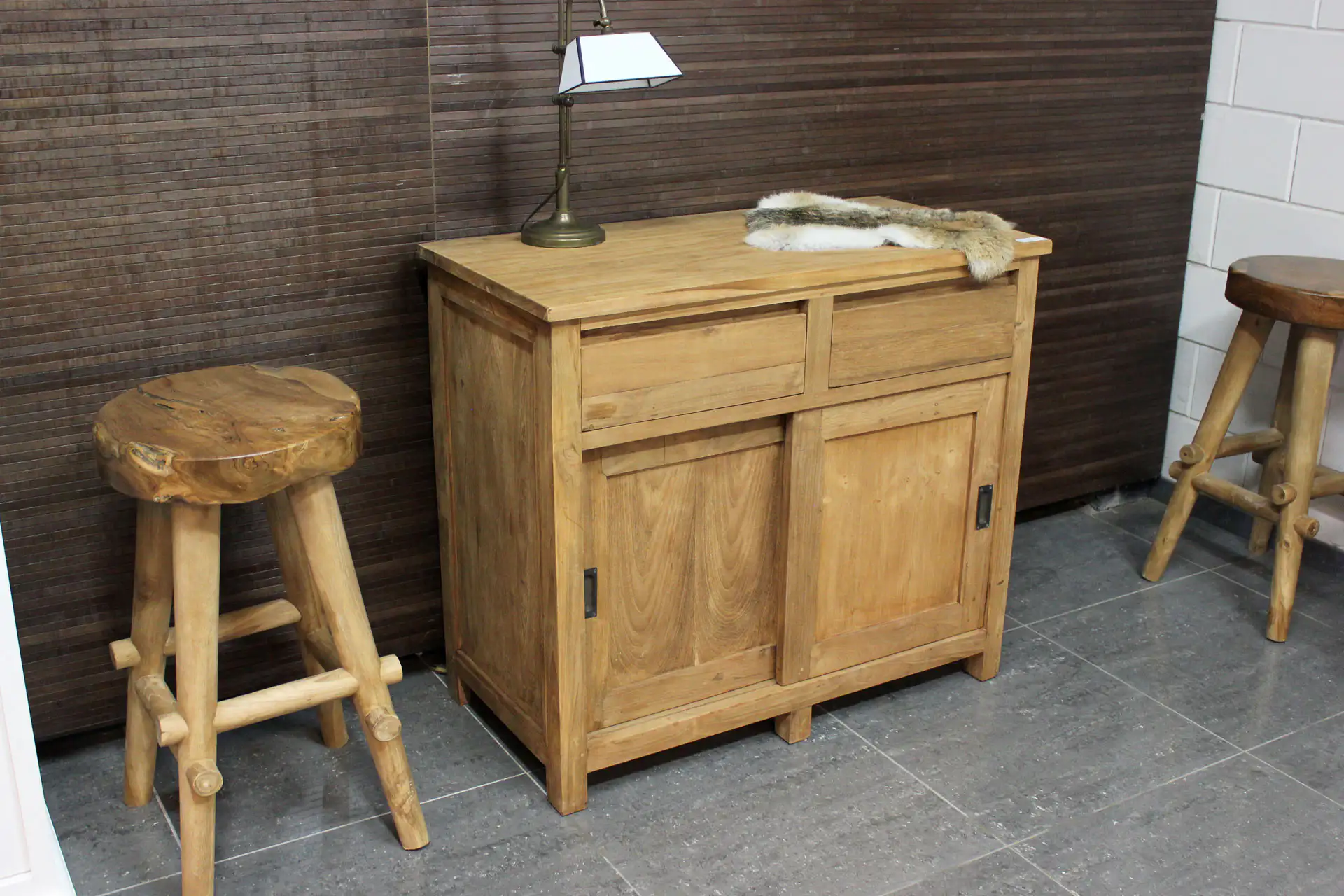 Teak Baru D100-300 | buffet design en teck avec portes coulissantes Buffet design en teck avec portes coulissantes et tiroirs dans un style minimaliste. Buffet design en teck massif chez le magasin de meubles TEAK2.