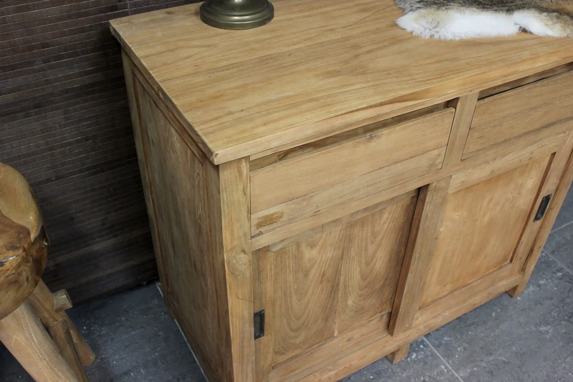 Teak Baru D100-300 | buffet design en teck avec portes coulissantes Buffet design en teck avec portes coulissantes et tiroirs dans un style minimaliste. Buffet design en teck massif chez le magasin de meubles TEAK2.