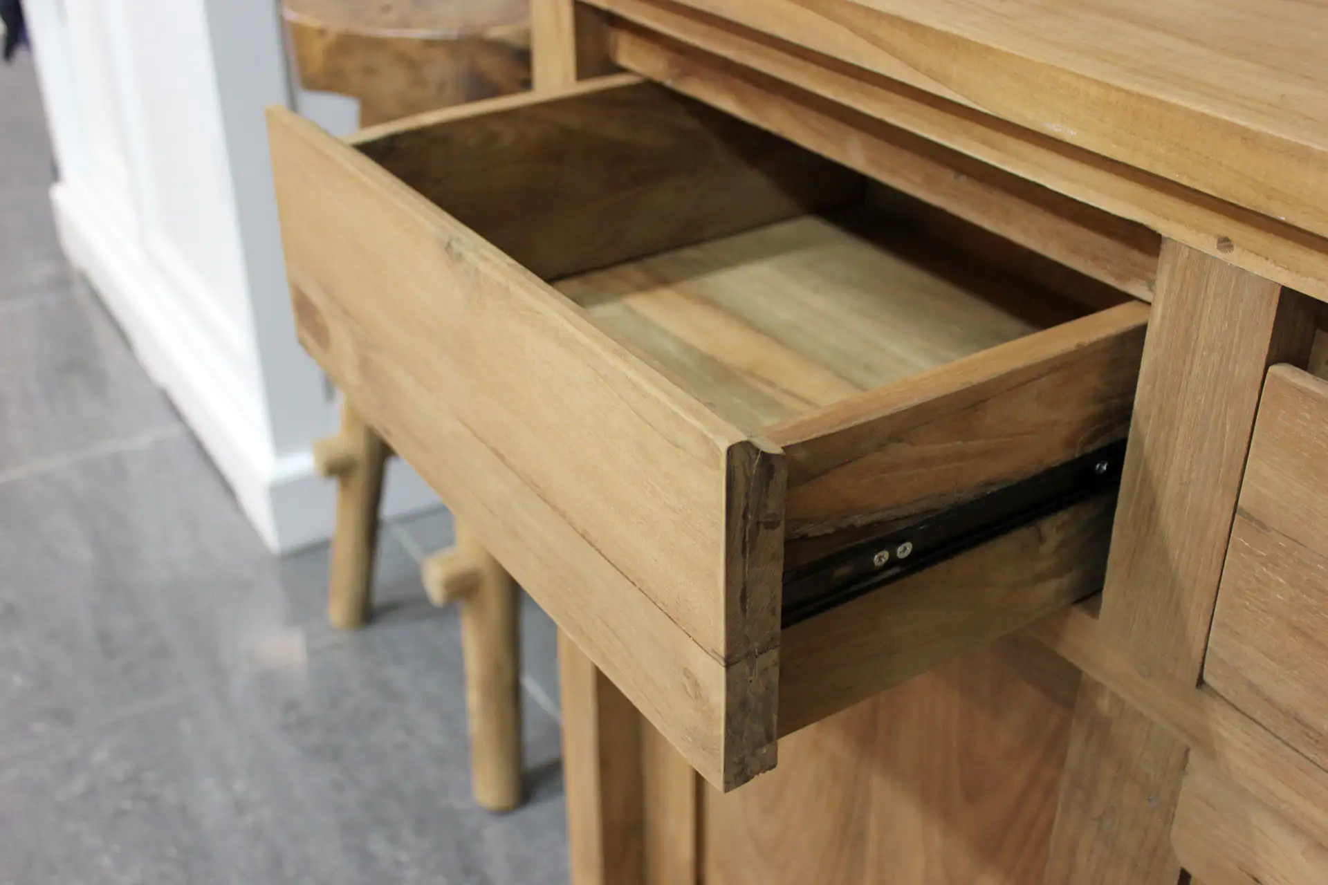 Teak Baru D100-300 | buffet design en teck avec portes coulissantes Buffet design en teck avec portes coulissantes et tiroirs dans un style minimaliste. Buffet design en teck massif chez le magasin de meubles TEAK2.