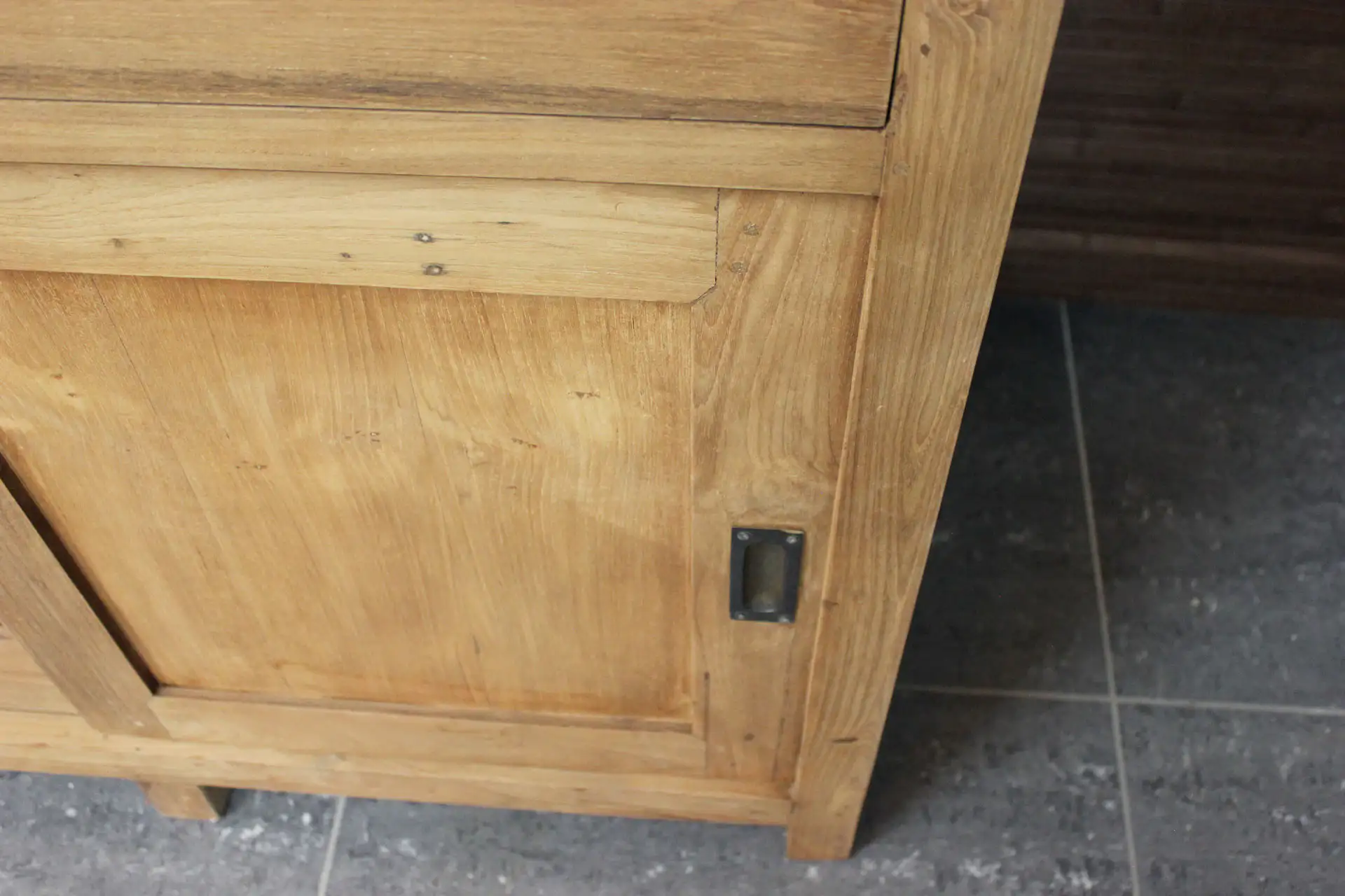 Teak Baru D100-300 | buffet design en teck avec portes coulissantes Buffet design en teck avec portes coulissantes et tiroirs dans un style minimaliste. Buffet design en teck massif chez le magasin de meubles TEAK2.