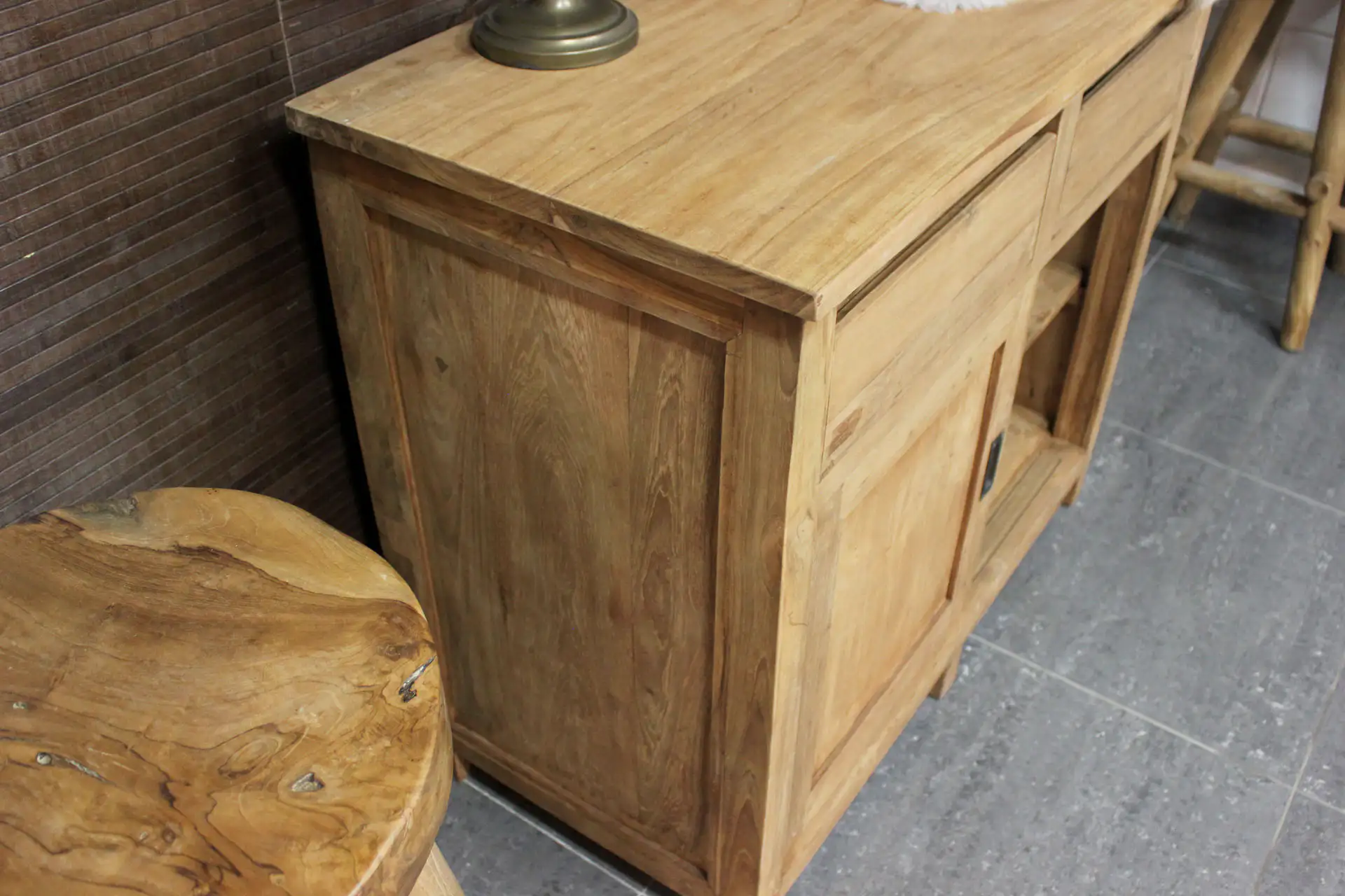 Teak Baru D100-300 | buffet design en teck avec portes coulissantes Buffet design en teck avec portes coulissantes et tiroirs dans un style minimaliste. Buffet design en teck massif chez le magasin de meubles TEAK2.