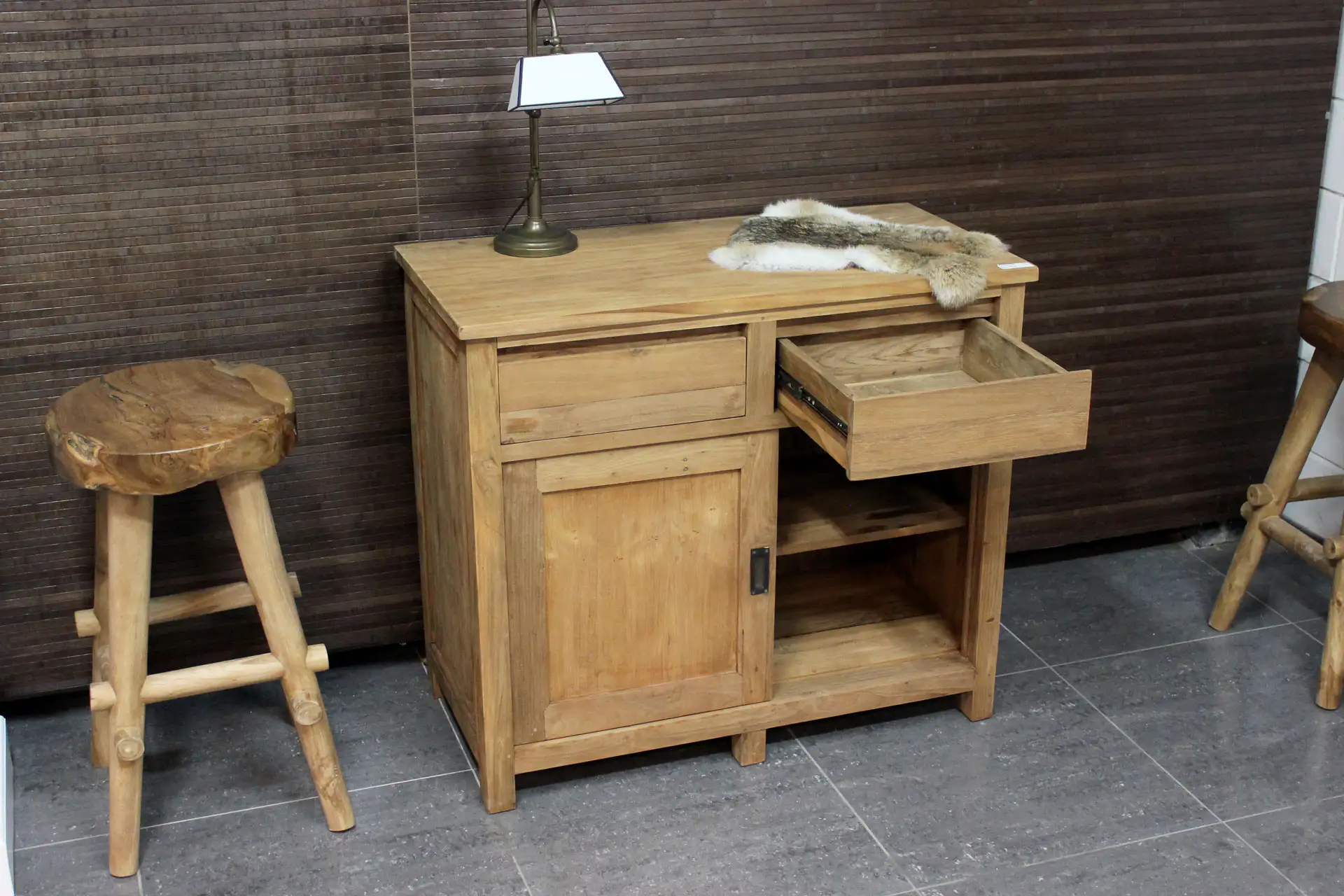 Teak Baru D100-300 | buffet design en teck avec portes coulissantes Buffet design en teck avec portes coulissantes et tiroirs dans un style minimaliste. Buffet design en teck massif chez le magasin de meubles TEAK2.