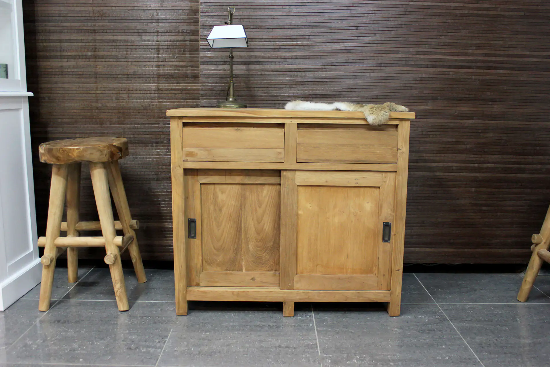 Teak Baru D100-300 | buffet design en teck avec portes coulissantes Buffet design en teck avec portes coulissantes et tiroirs dans un style minimaliste. Buffet design en teck massif chez le magasin de meubles TEAK2.