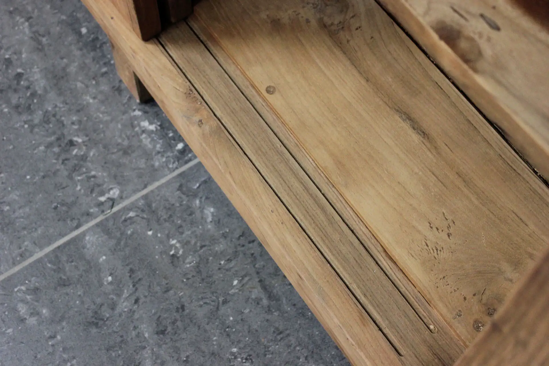 Teak Baru D100-300 | buffet design en teck avec portes coulissantes Buffet design en teck avec portes coulissantes et tiroirs dans un style minimaliste. Buffet design en teck massif chez le magasin de meubles TEAK2.