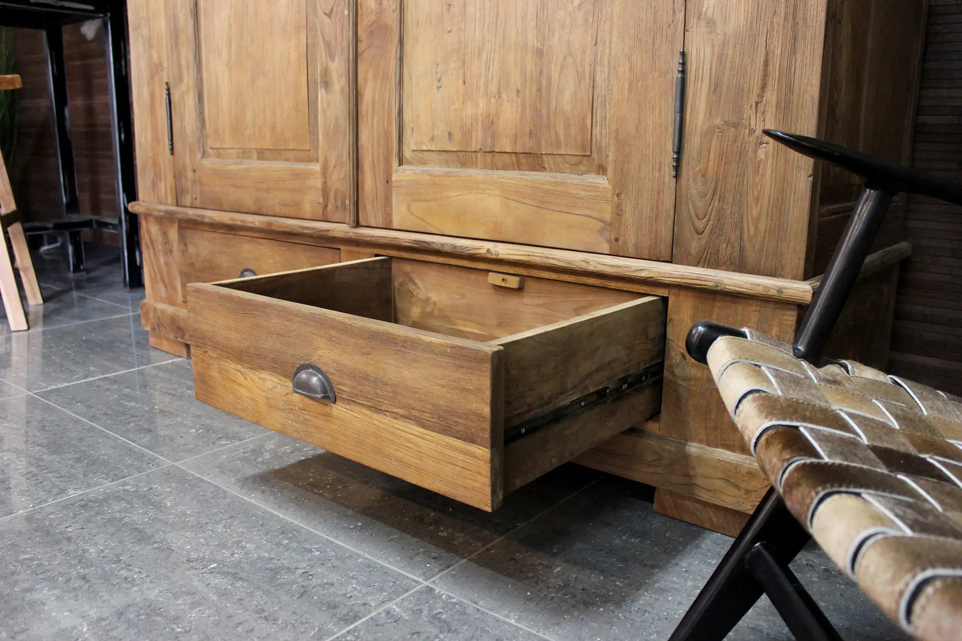 Teak Berbusana 130-190L Old | spacieuse garde-robe en teck Grande armoire en teck de style campagnard. Armoire, garde-robe ou dressing pratique en teck - TEAK2.