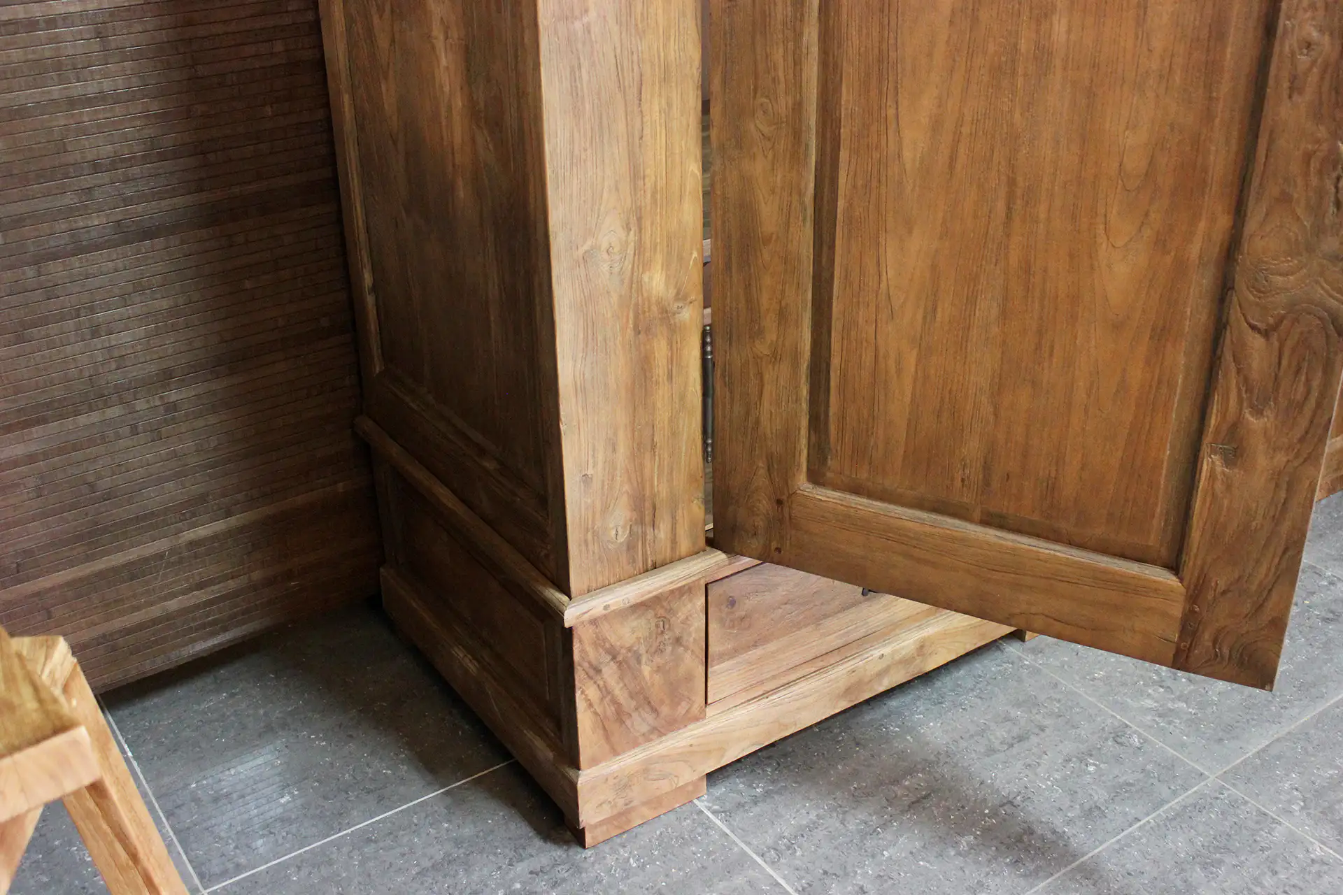 Teak Berbusana 130-190L Old | spacieuse garde-robe en teck Grande armoire en teck de style campagnard. Armoire, garde-robe ou dressing pratique en teck - TEAK2.