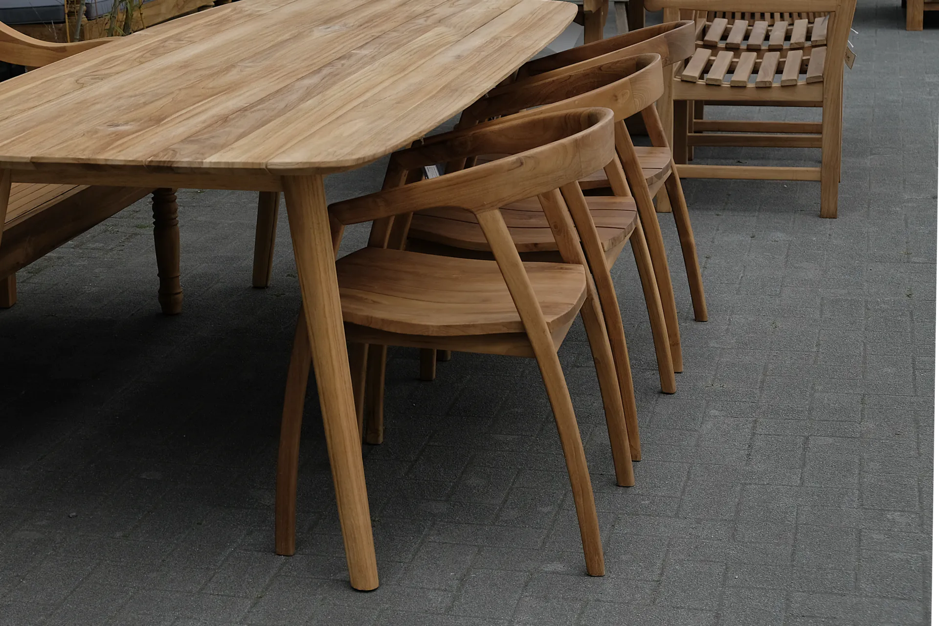 Teak Bersih Satu O | Chaise de jardin en teck Scandi avec accoudoirs Chaise de jardin Scandi en teck avec accoudoirs, look exclusif. Chaises de jardin design en bois, teck non traité - magasin de meubles TEAK2.