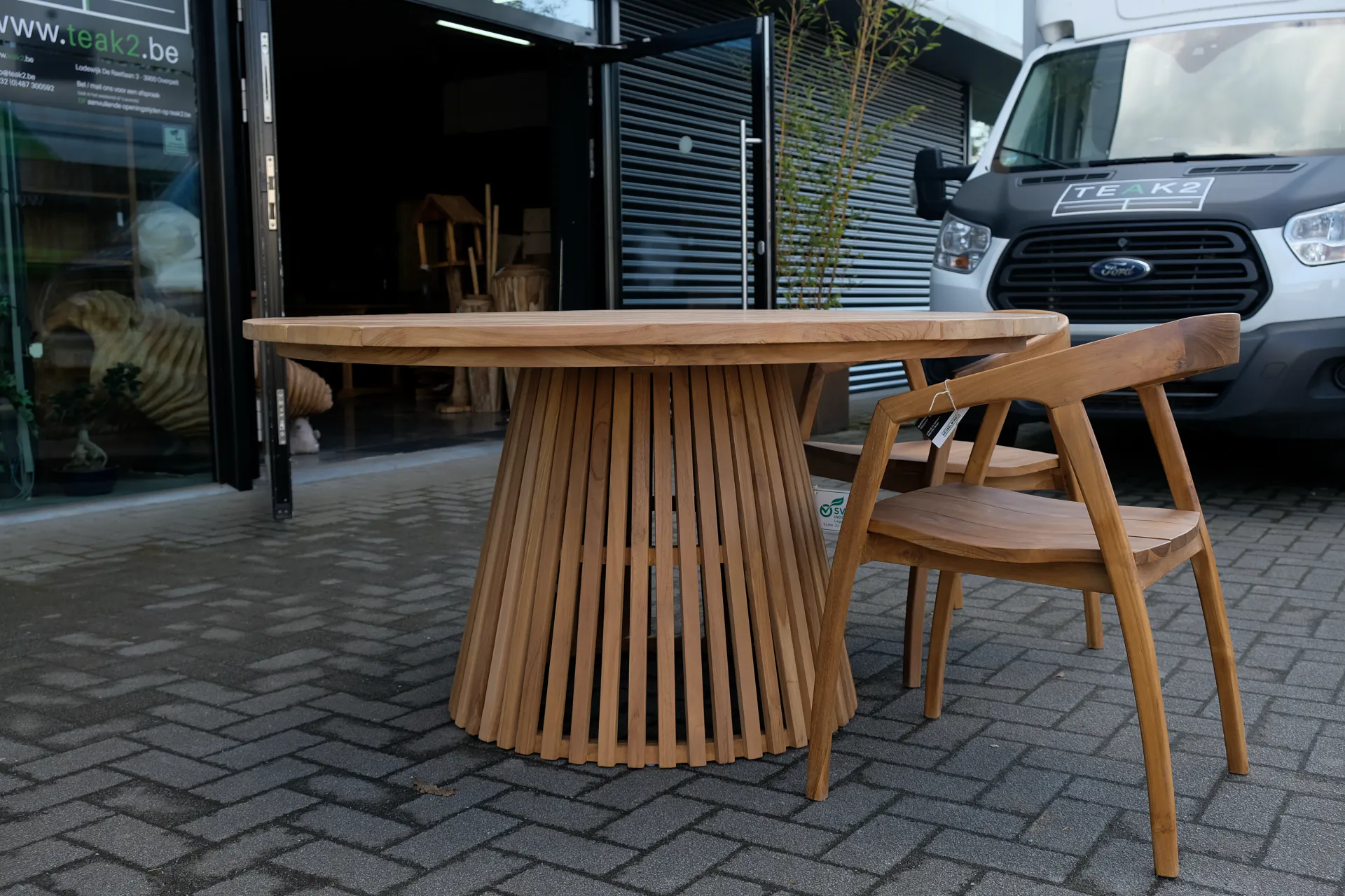 Teak Bersih Satu O | Chaise de jardin en teck Scandi avec accoudoirs Chaise de jardin Scandi en teck avec accoudoirs, look exclusif. Chaises de jardin design en bois, teck non traité - magasin de meubles TEAK2.