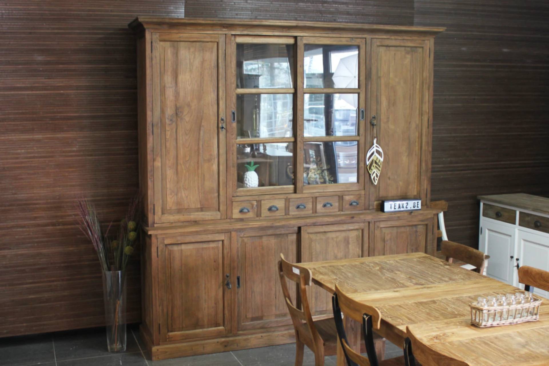 Teak Besar 210-235L Old | vaisselier rustique spacieux en vieux teck Vaisselier ancien spacieux de style campagnard en teck avec portes fermées. Grande armoire authentique en teck massif, construction haute et de style campagnard - TEAK2.